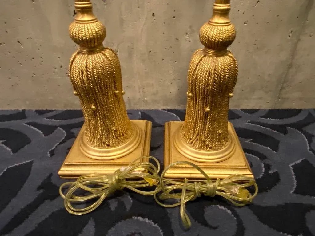 Late 20th Century Pair of Hollywood Regency Vintage Gilded Gold Chalkware Tassel Lamps - 4