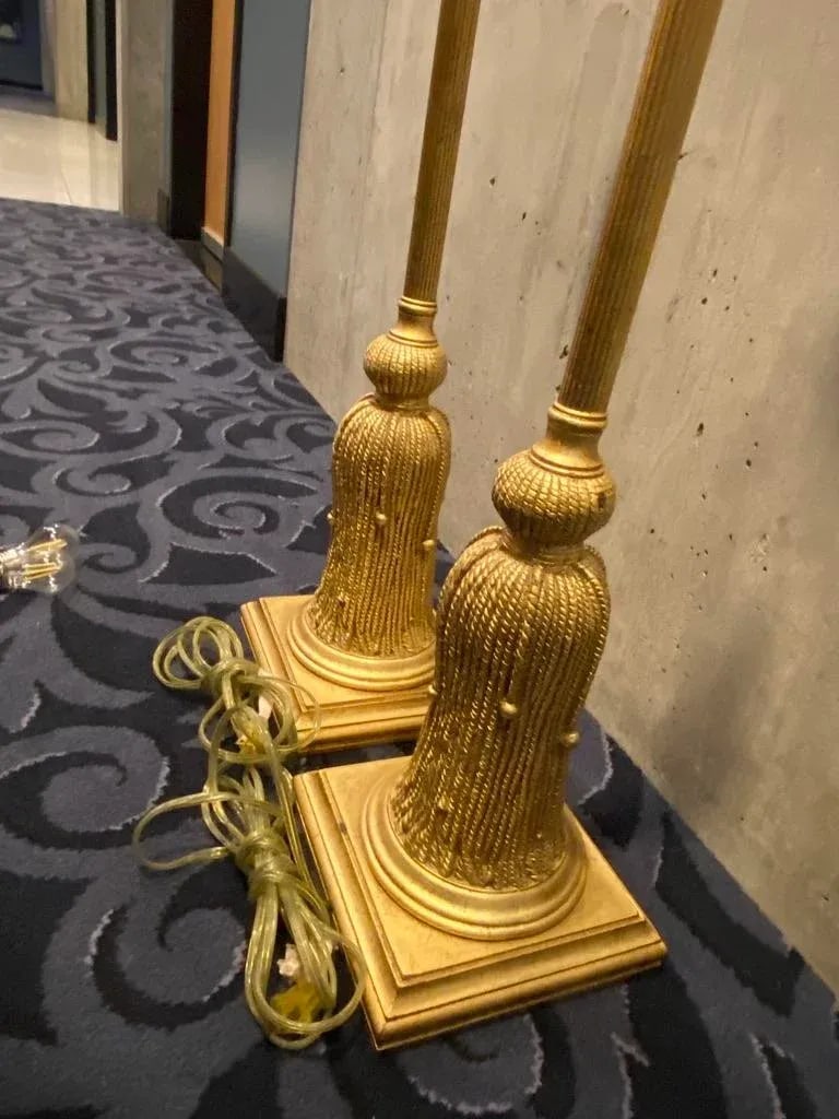 Late 20th Century Pair of Hollywood Regency Vintage Gilded Gold Chalkware Tassel Lamps - 5