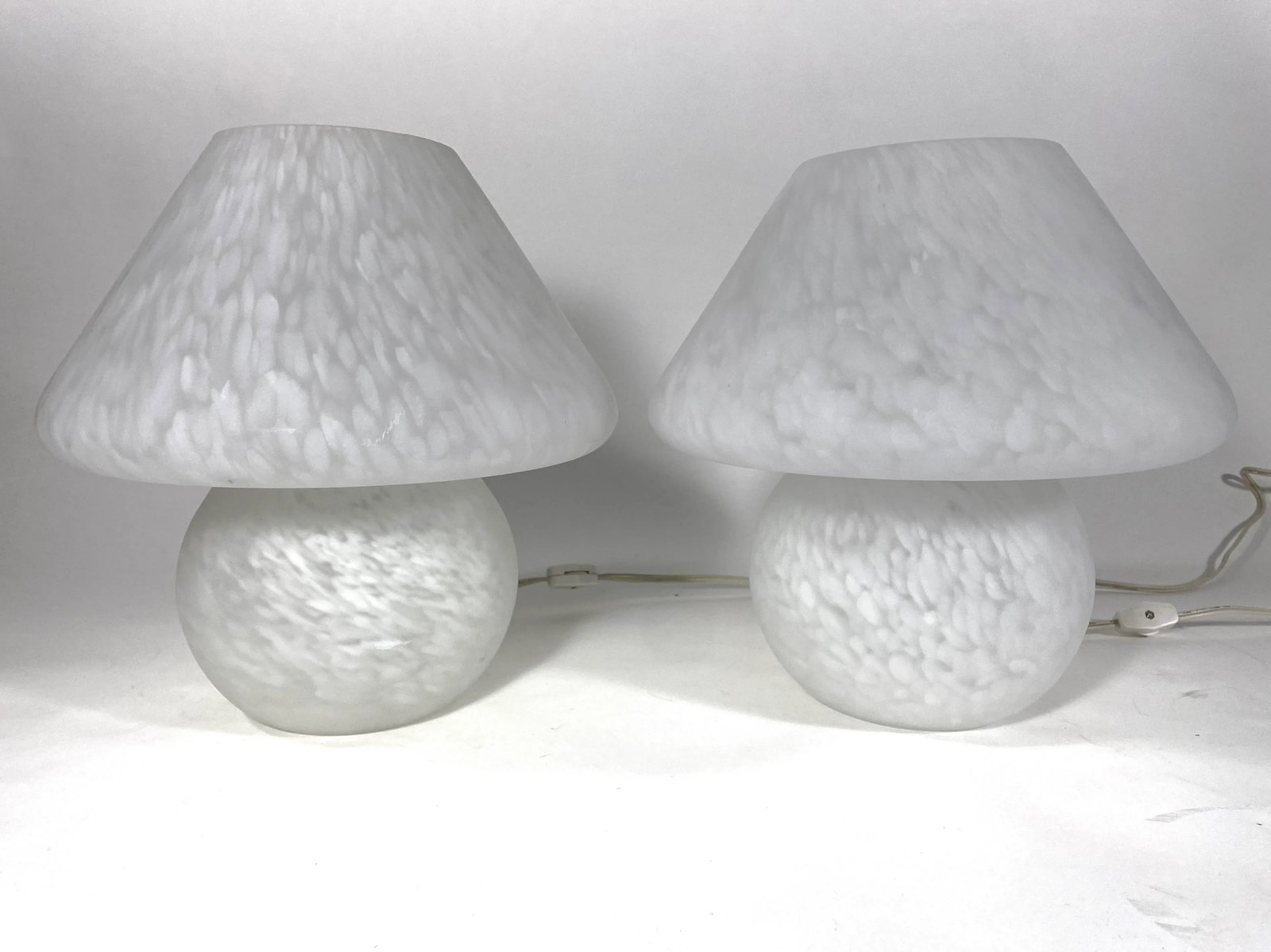 Pair of 1970s Murano Venini Style Mushroom-Shaped Frosted Speckled Glass Lamps - 12