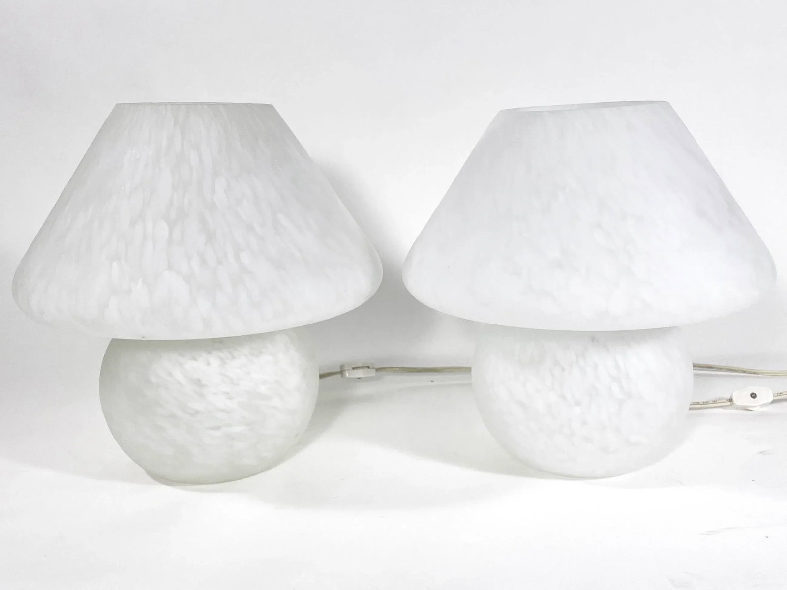 Pair of 1970s Murano Venini Style Mushroom-Shaped Frosted Speckled Glass Lamps - 2