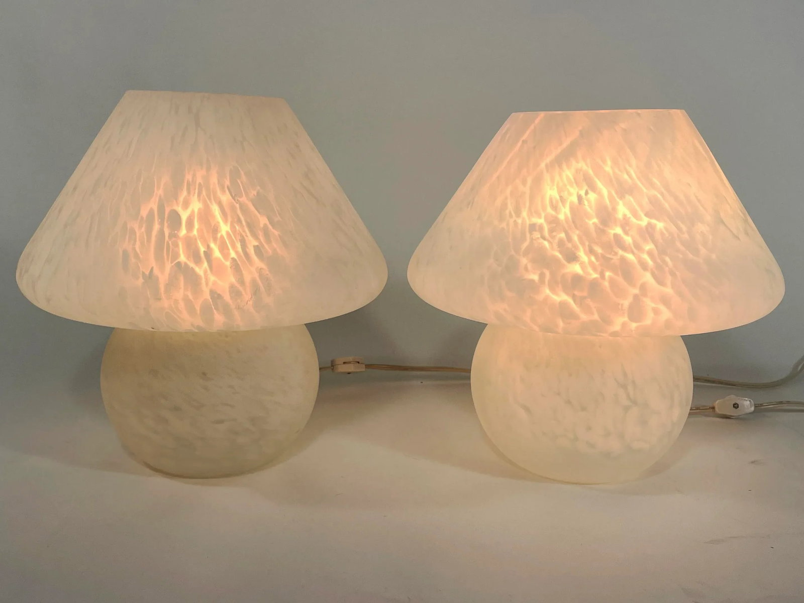Pair of 1970s Murano Venini Style Mushroom-Shaped Frosted Speckled Glass Lamps - 3