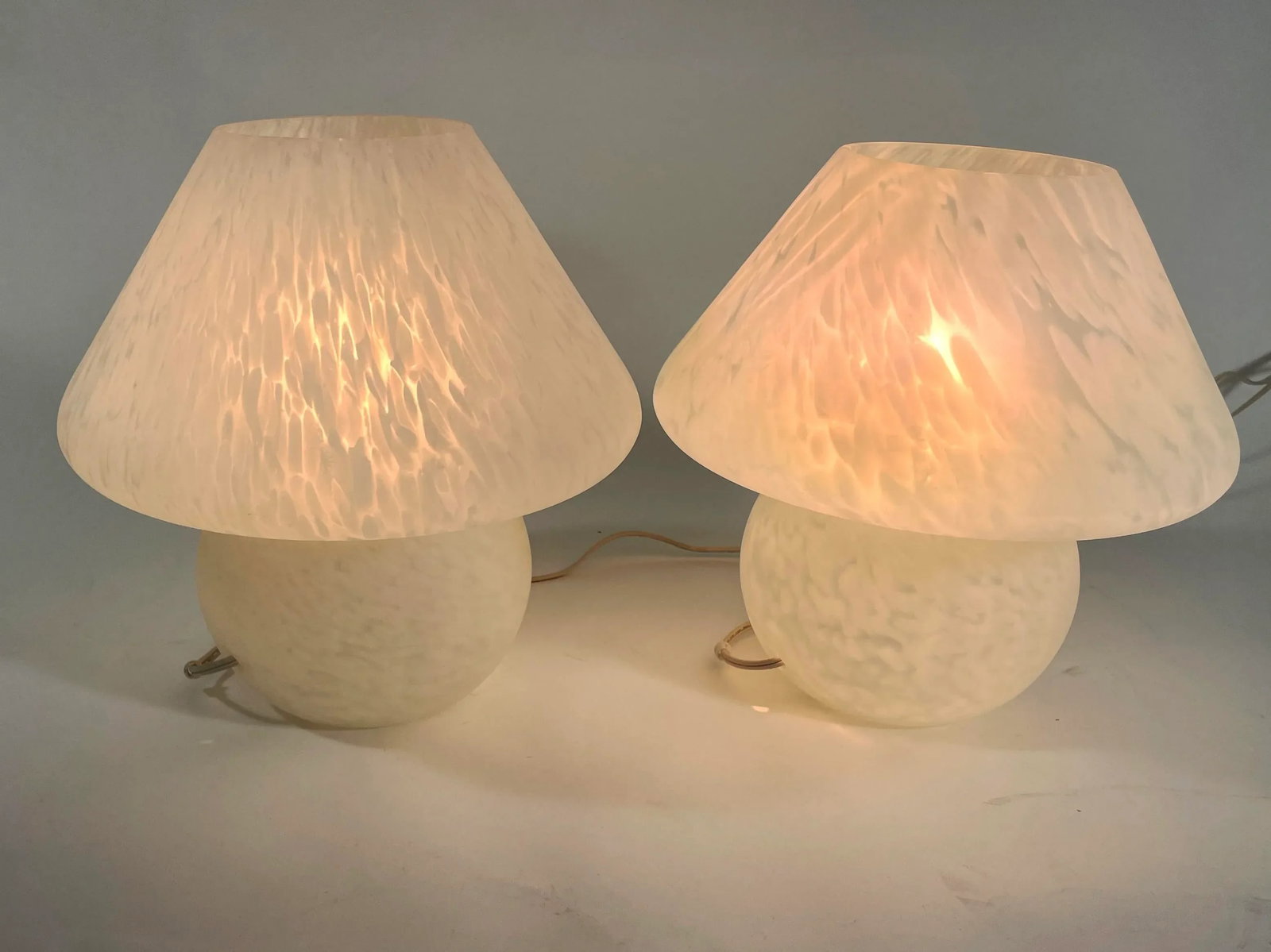 Pair of 1970s Murano Venini Style Mushroom-Shaped Frosted Speckled Glass Lamps - 4