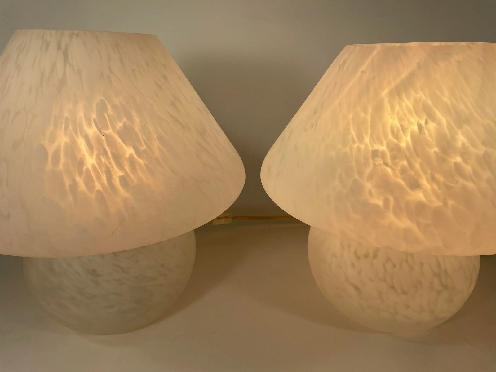 Pair of 1970s Murano Venini Style Mushroom-Shaped Frosted Speckled Glass Lamps - 5