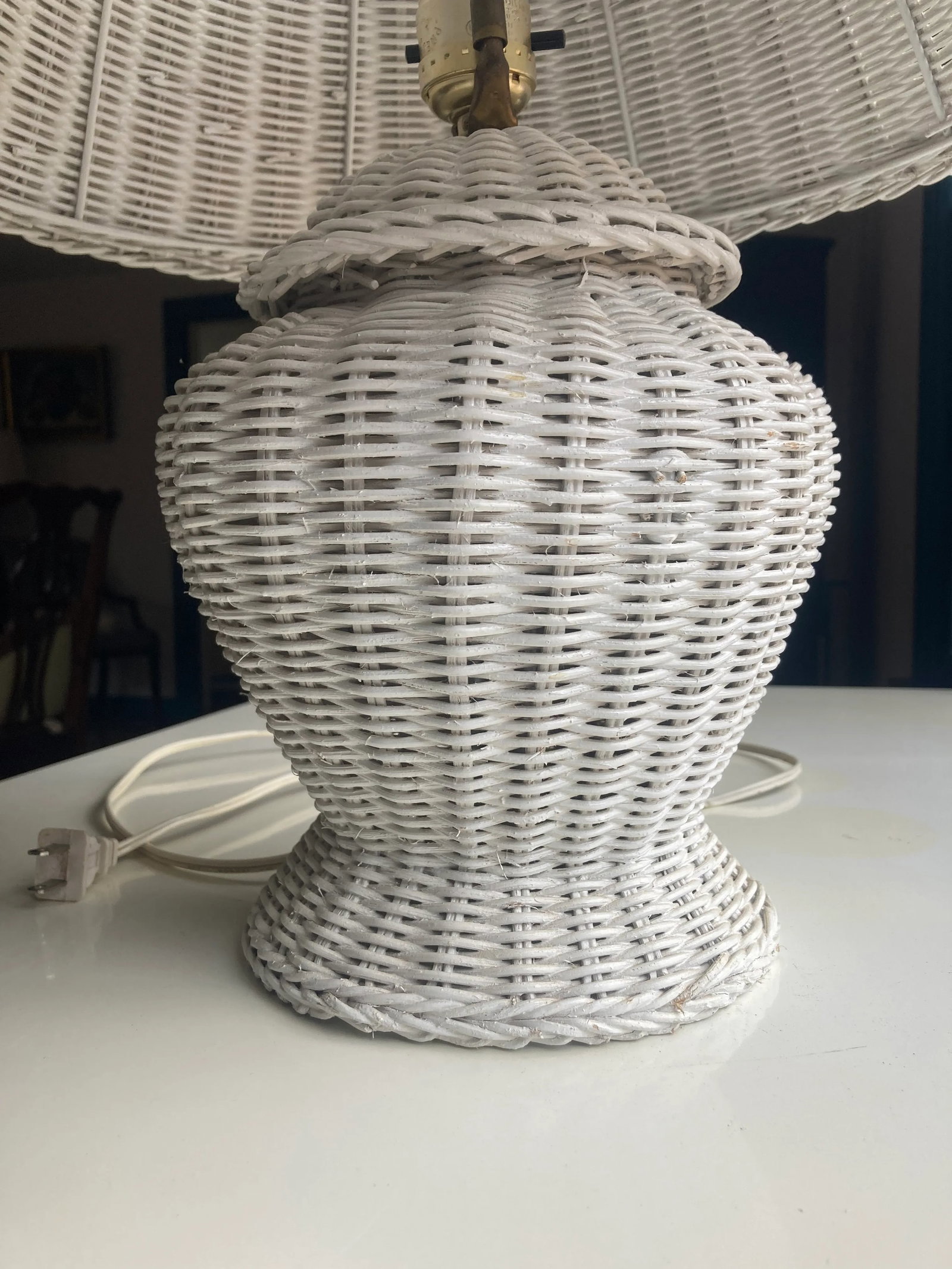 Vintage 1970s Made in Usa White Wicker Table Lamp - 2