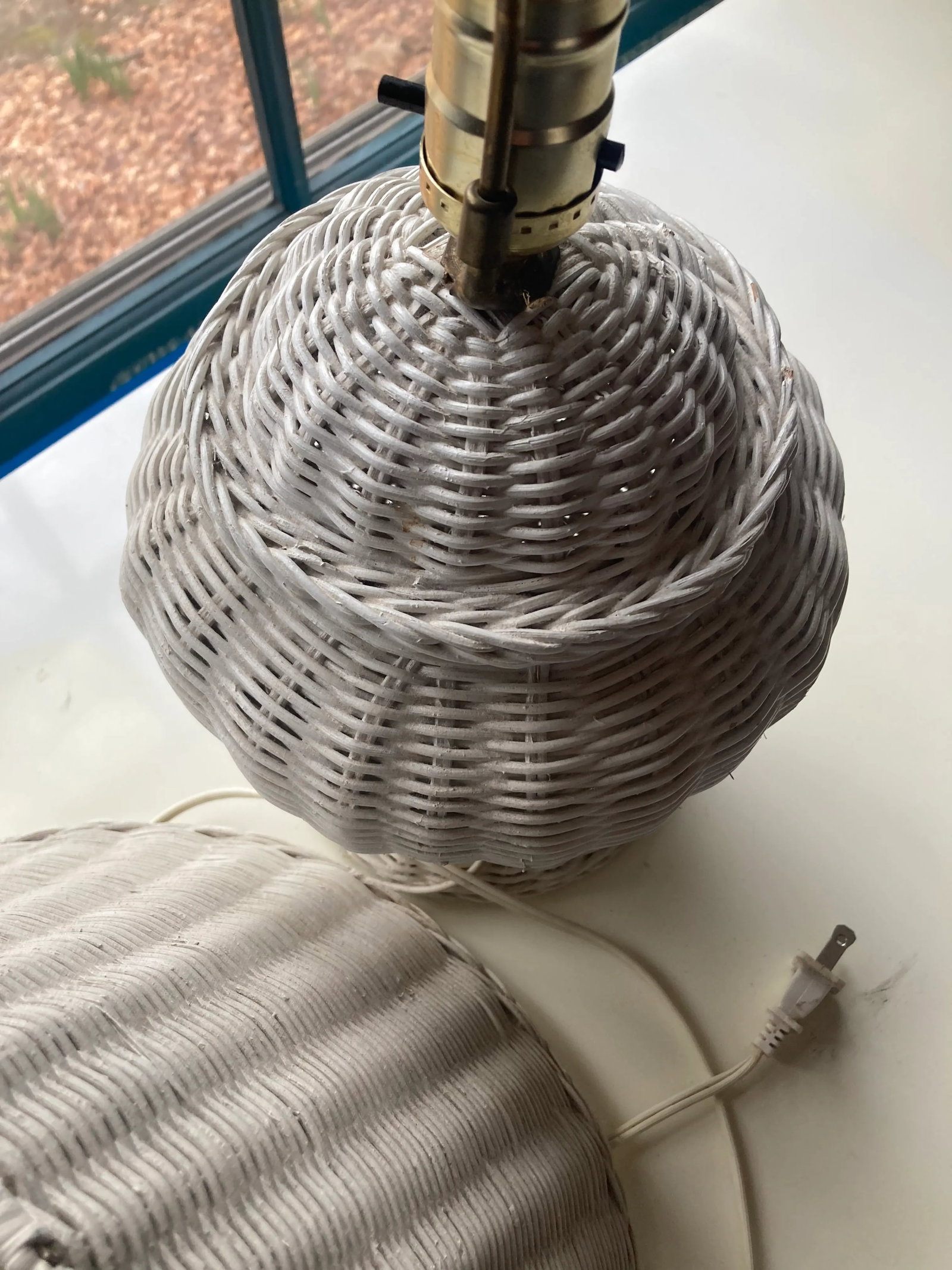 Vintage 1970s Made in Usa White Wicker Table Lamp - 3