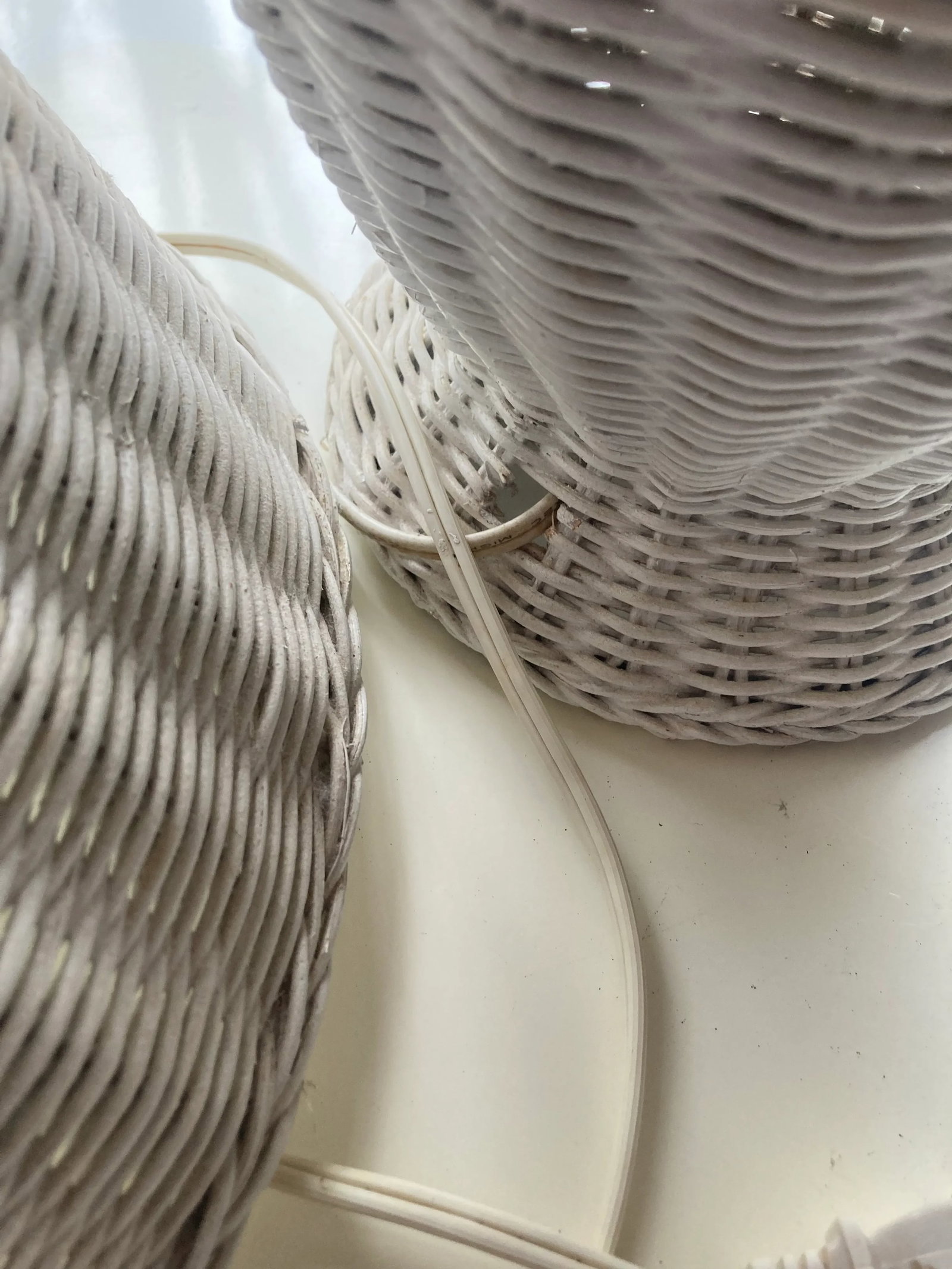Vintage 1970s Made in Usa White Wicker Table Lamp - 4