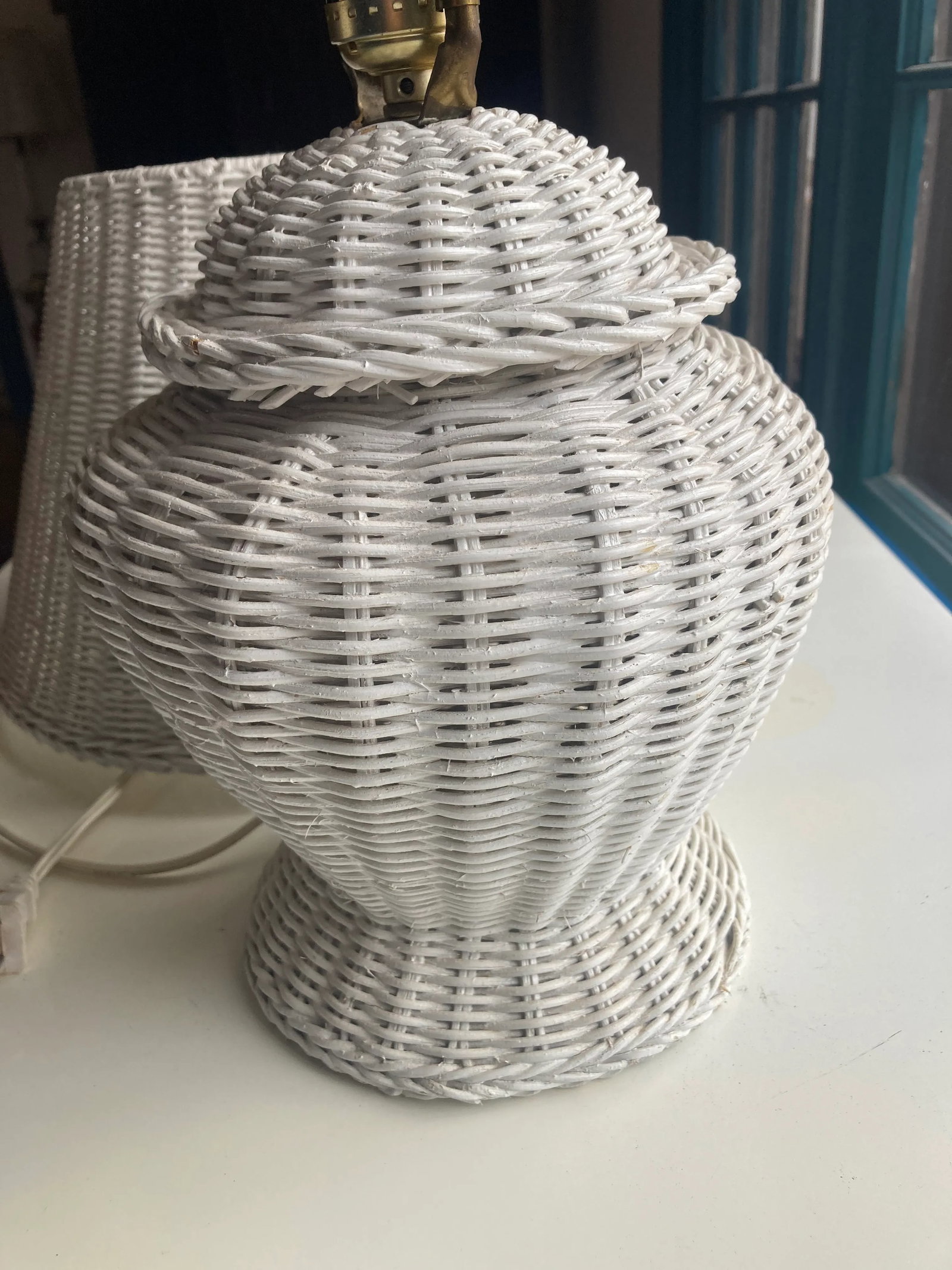 Vintage 1970s Made in Usa White Wicker Table Lamp - 6