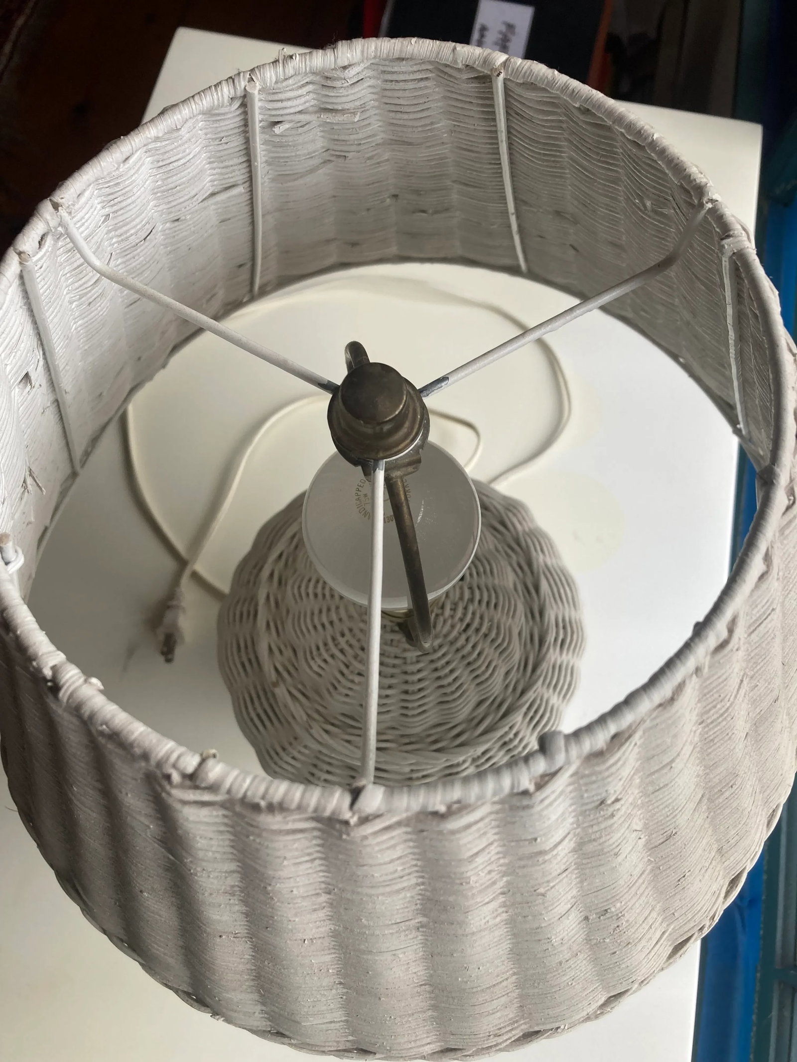 Vintage 1970s Made in Usa White Wicker Table Lamp - 7