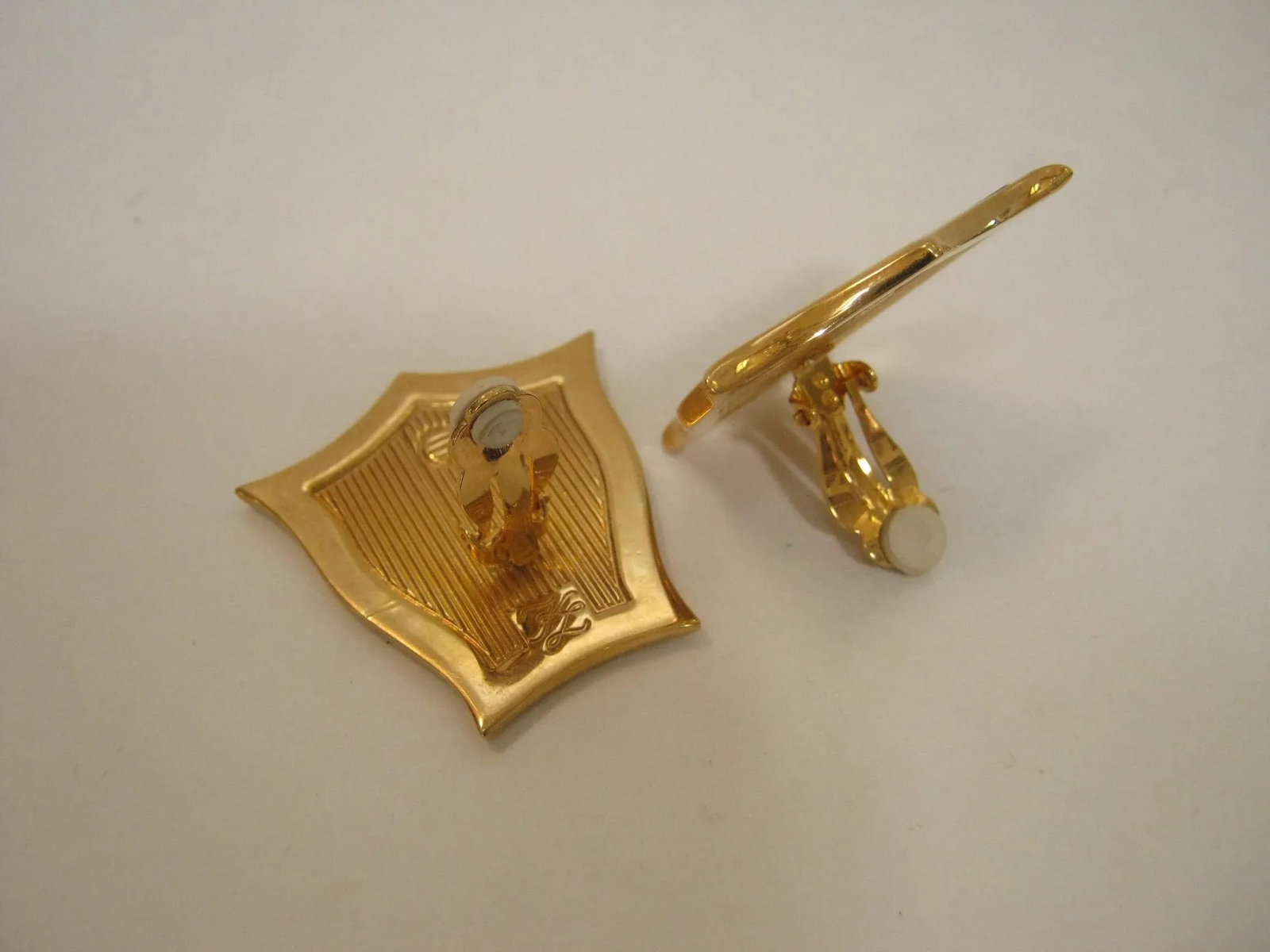1980s Vintage Karl Lagerfeld Huge Leather Brooch & Earrings Polished Gold Plated Framed Set, 3 Piece - 7