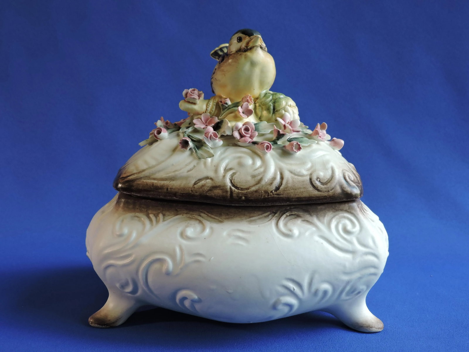 Mid 20th Century Capodimonte Italian Majolica Chickadee Bird With Roses Centerpiece Lidded Four Toed - 12