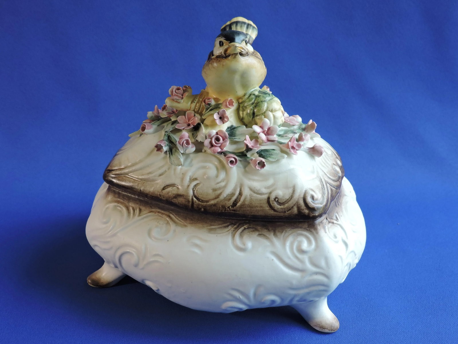 Mid 20th Century Capodimonte Italian Majolica Chickadee Bird With Roses Centerpiece Lidded Four Toed - 2