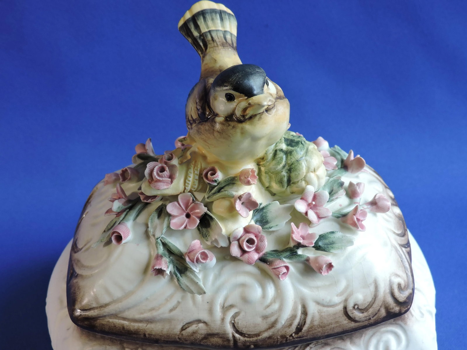Mid 20th Century Capodimonte Italian Majolica Chickadee Bird With Roses Centerpiece Lidded Four Toed - 3