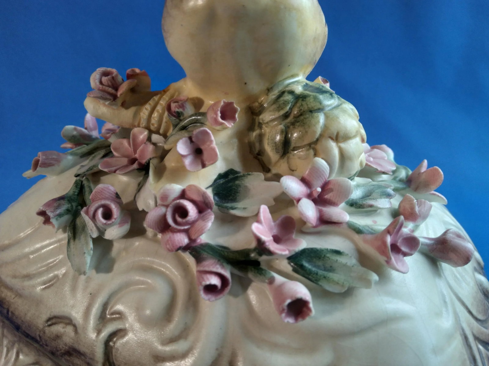 Mid 20th Century Capodimonte Italian Majolica Chickadee Bird With Roses Centerpiece Lidded Four Toed - 4