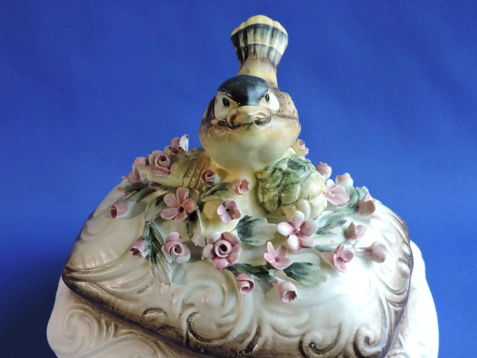 Mid 20th Century Capodimonte Italian Majolica Chickadee Bird With Roses Centerpiece Lidded Four Toed - 5