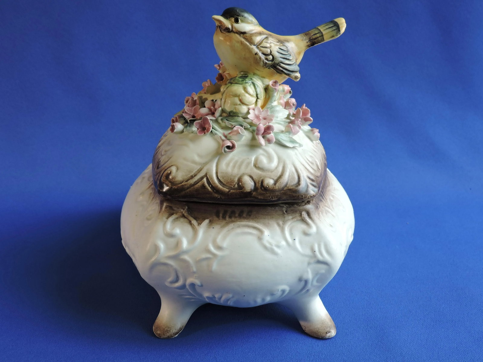 Mid 20th Century Capodimonte Italian Majolica Chickadee Bird With Roses Centerpiece Lidded Four Toed - 6