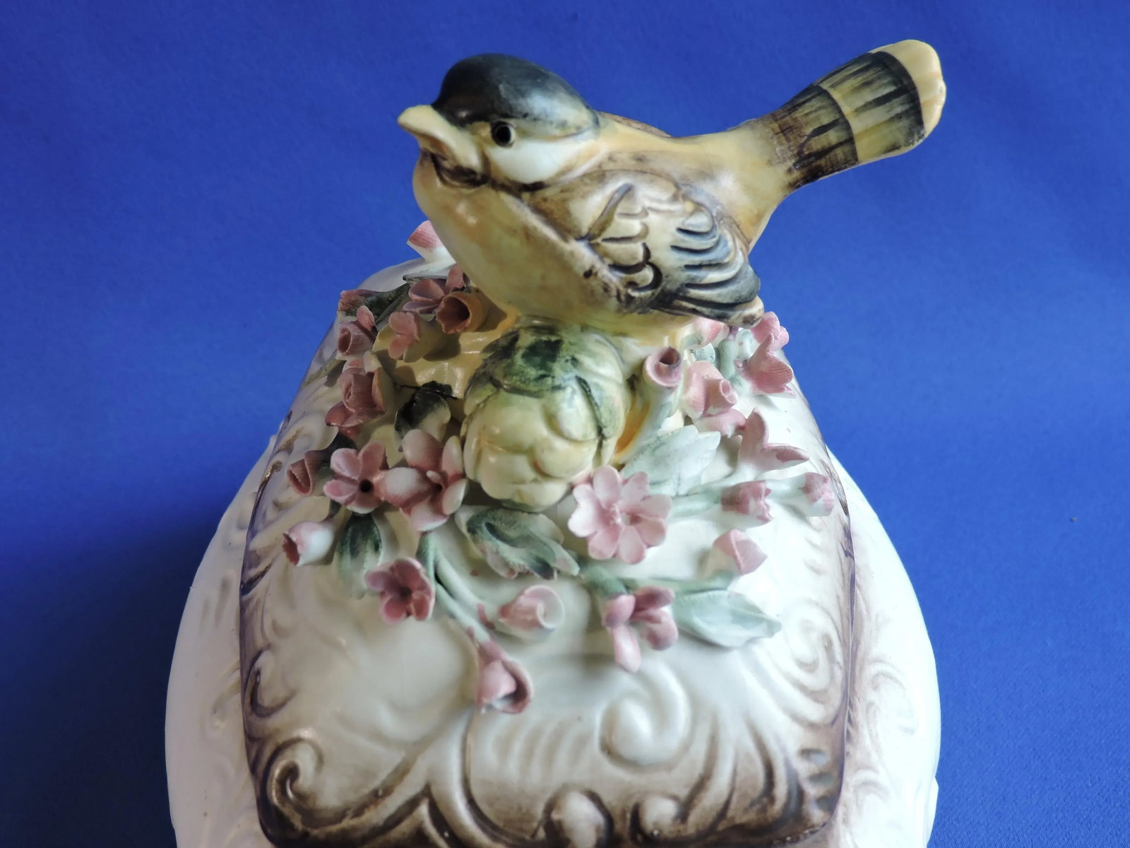 Mid 20th Century Capodimonte Italian Majolica Chickadee Bird With Roses Centerpiece Lidded Four Toed - 7