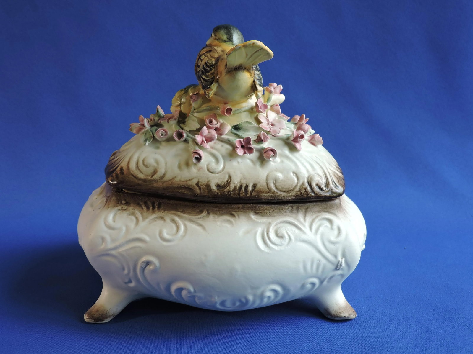 Mid 20th Century Capodimonte Italian Majolica Chickadee Bird With Roses Centerpiece Lidded Four Toed - 8