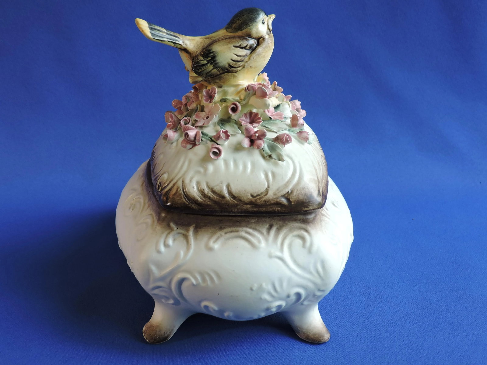 Mid 20th Century Capodimonte Italian Majolica Chickadee Bird With Roses Centerpiece Lidded Four Toed - 9
