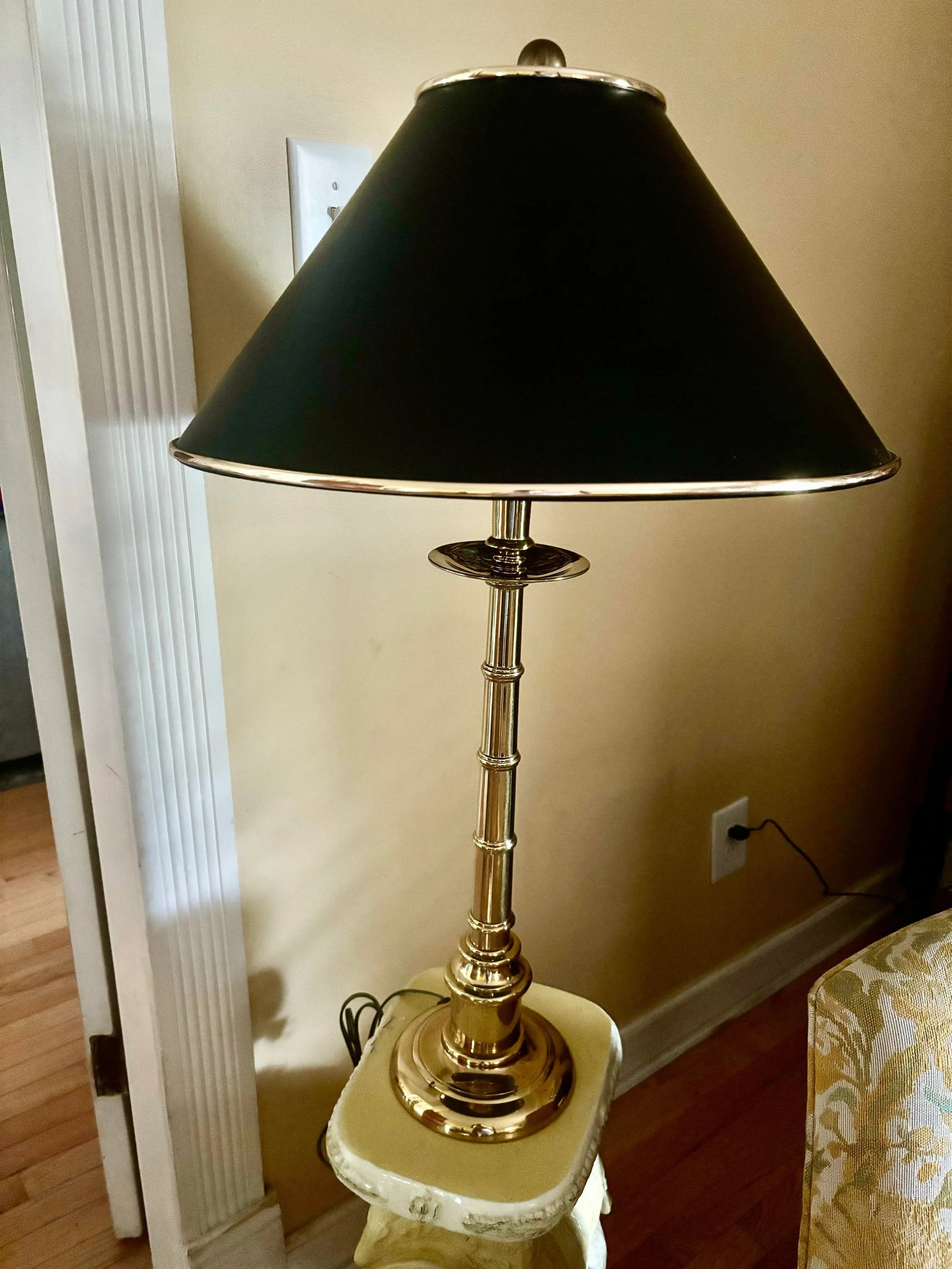 Vintage Hollywood Regency Faux Bamboo Polished Brass Table Lamp With Black Tole Shade | Stiffel Styl - 2