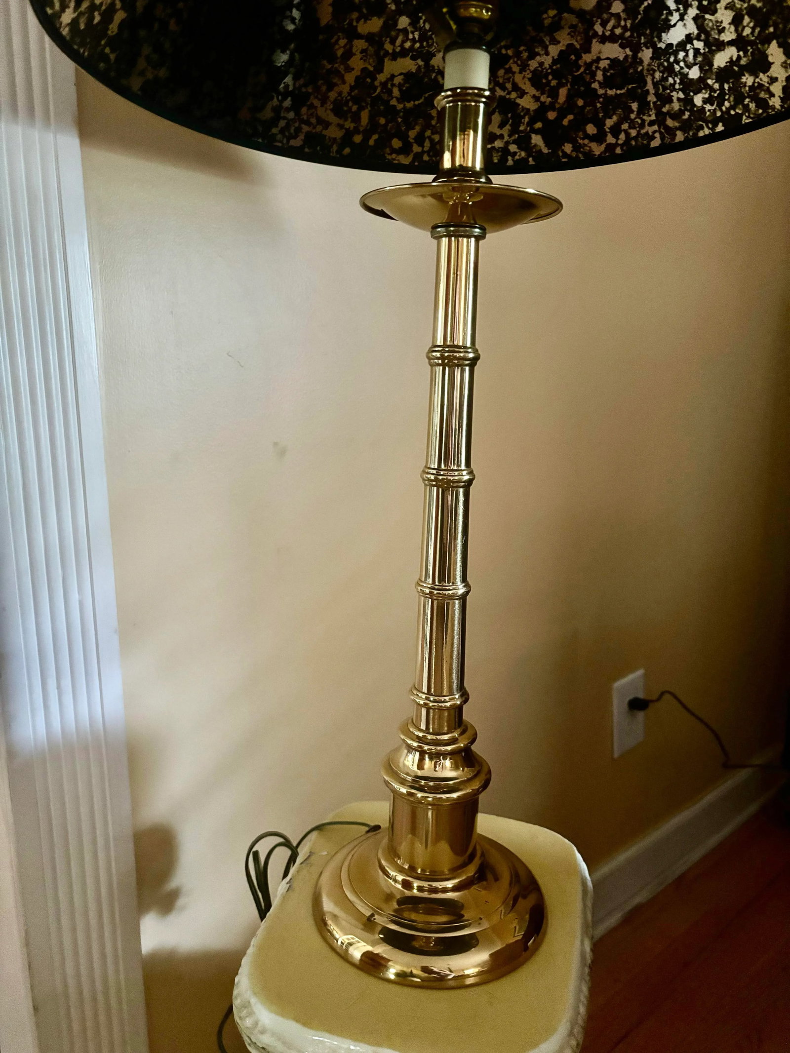 Vintage Hollywood Regency Faux Bamboo Polished Brass Table Lamp With Black Tole Shade | Stiffel Styl - 3