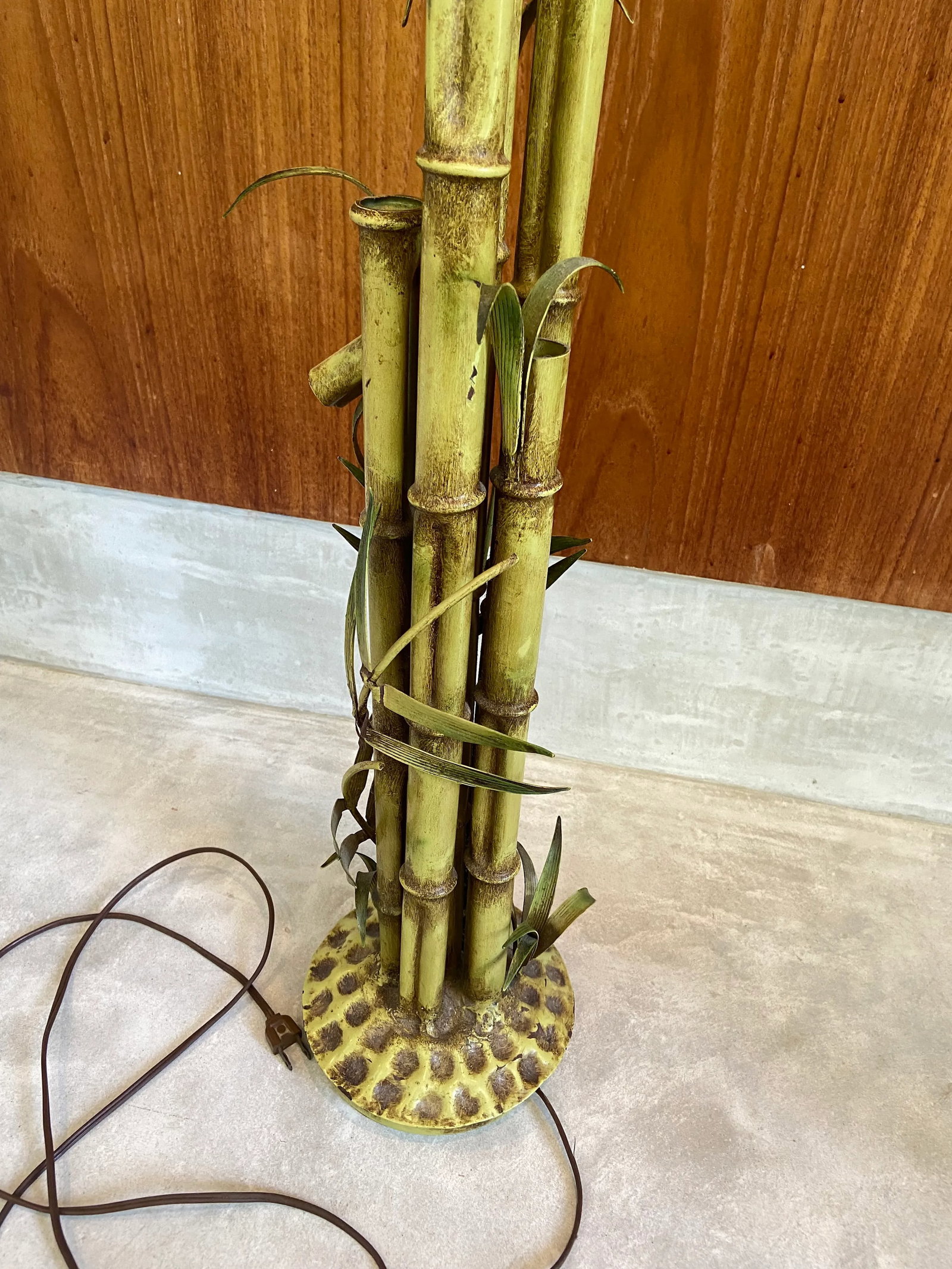 Mid Century Coastal Bamboo Metal Toile Lamp - 10