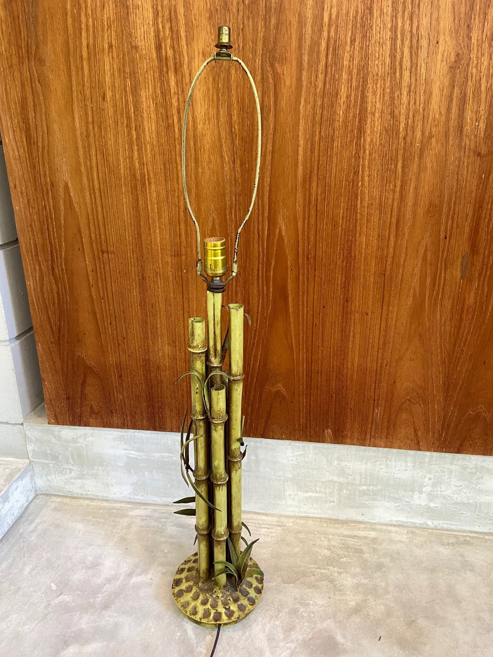 Mid Century Coastal Bamboo Metal Toile Lamp - 12