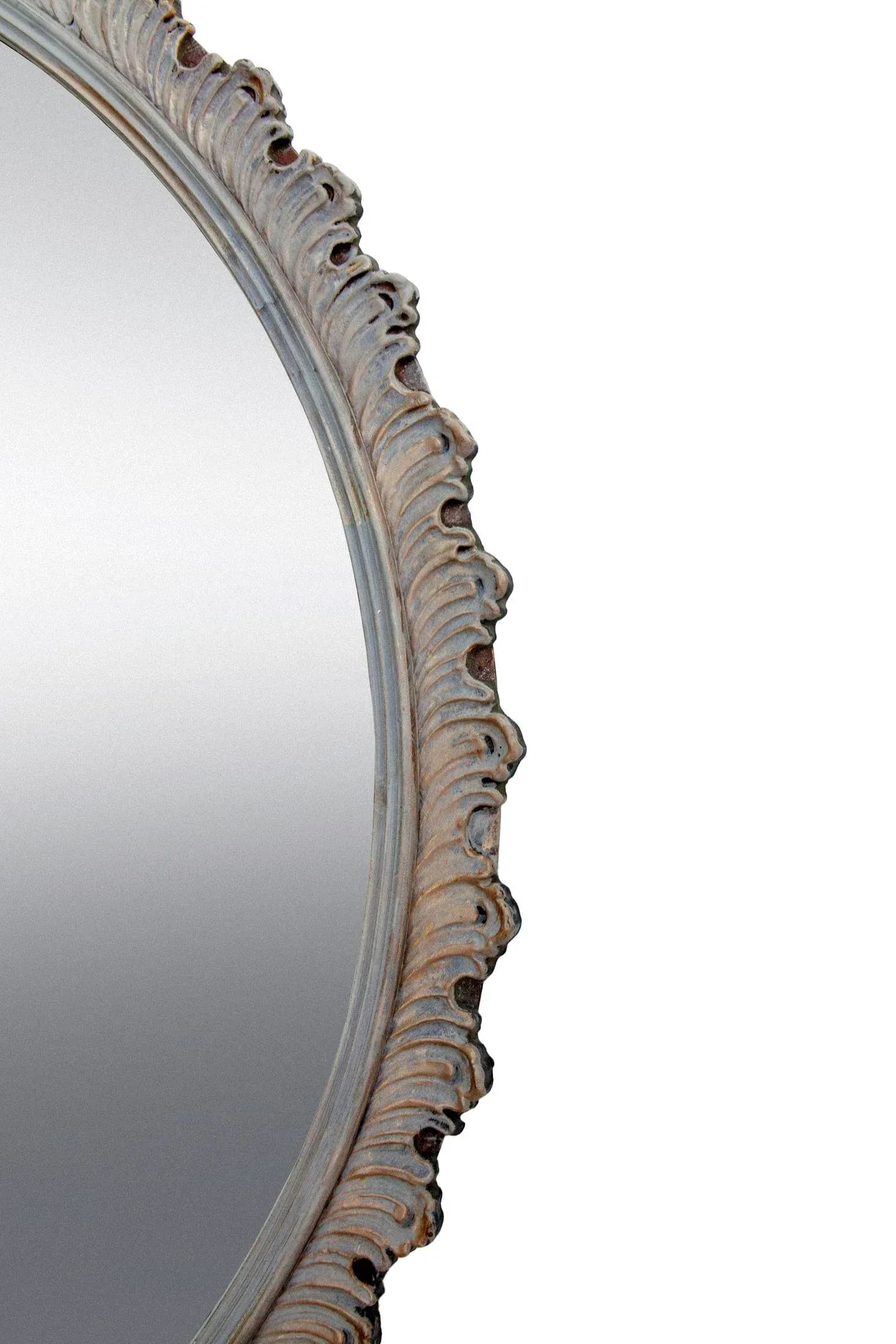 Early 20th Century Greige Round Gessoed Wood Mirror Accented in Gold - 4