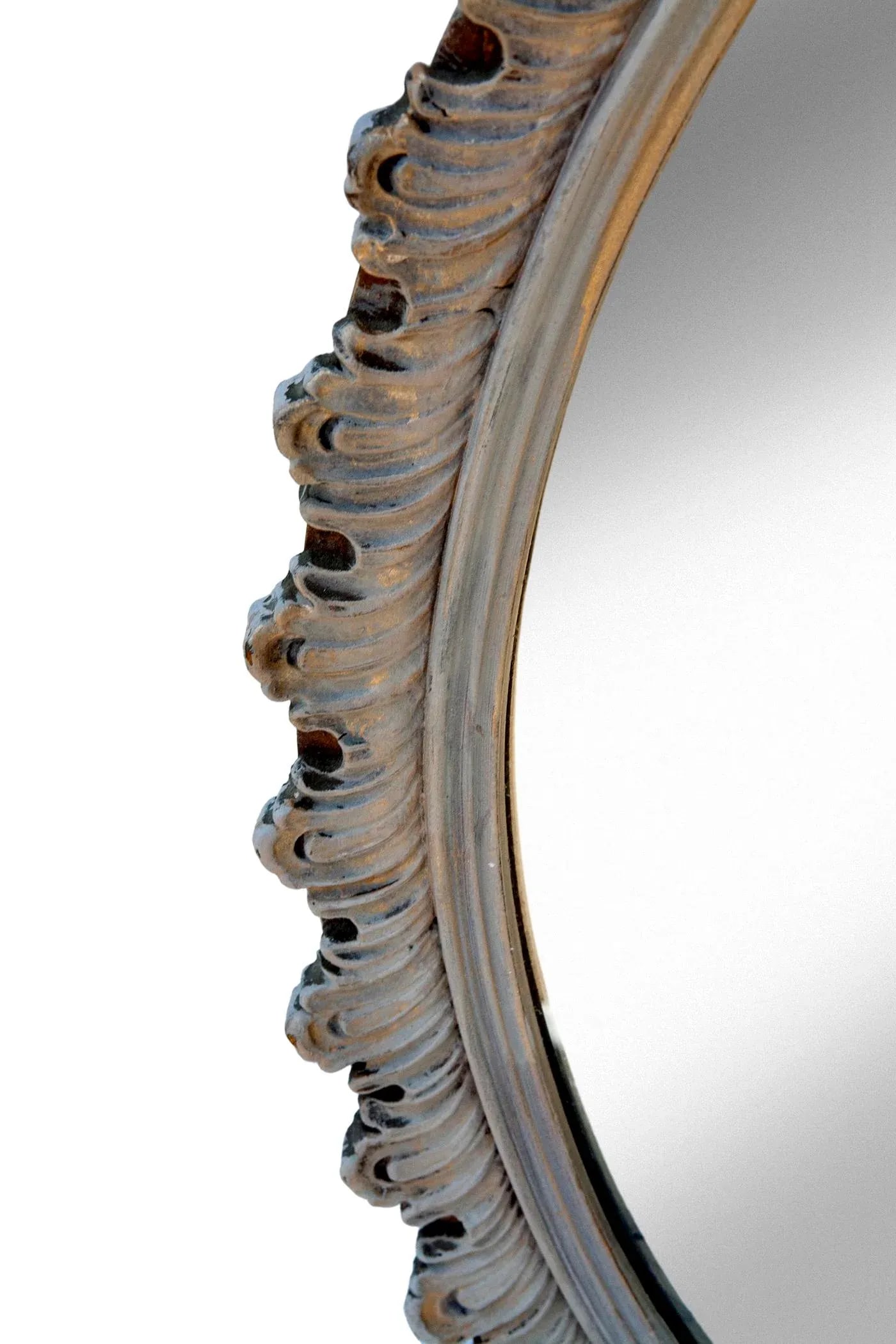 Early 20th Century Greige Round Gessoed Wood Mirror Accented in Gold - 7