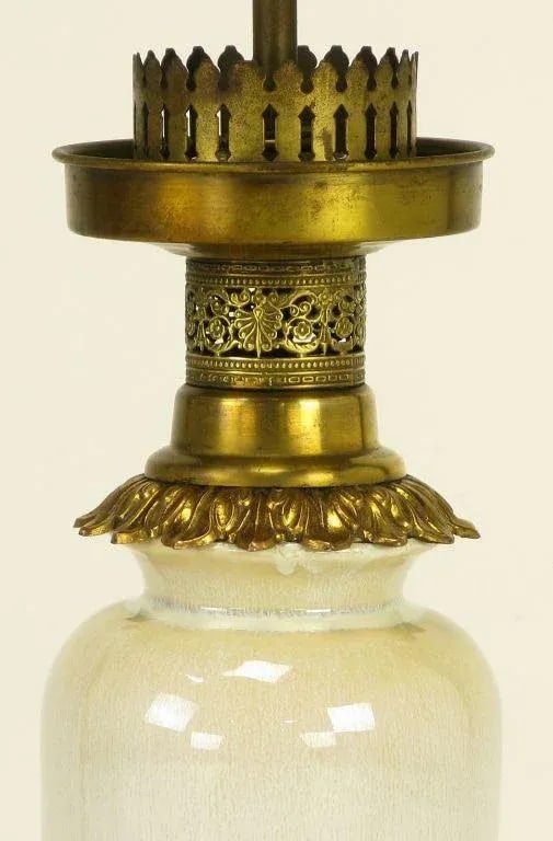 Crackle Glazed White Ceramic & Brass Regency Table Lamp. - 4