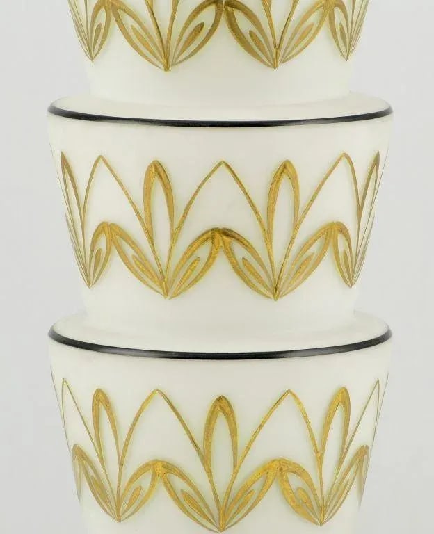Hand Painted White Glass Art Deco Table Lamp. - 4
