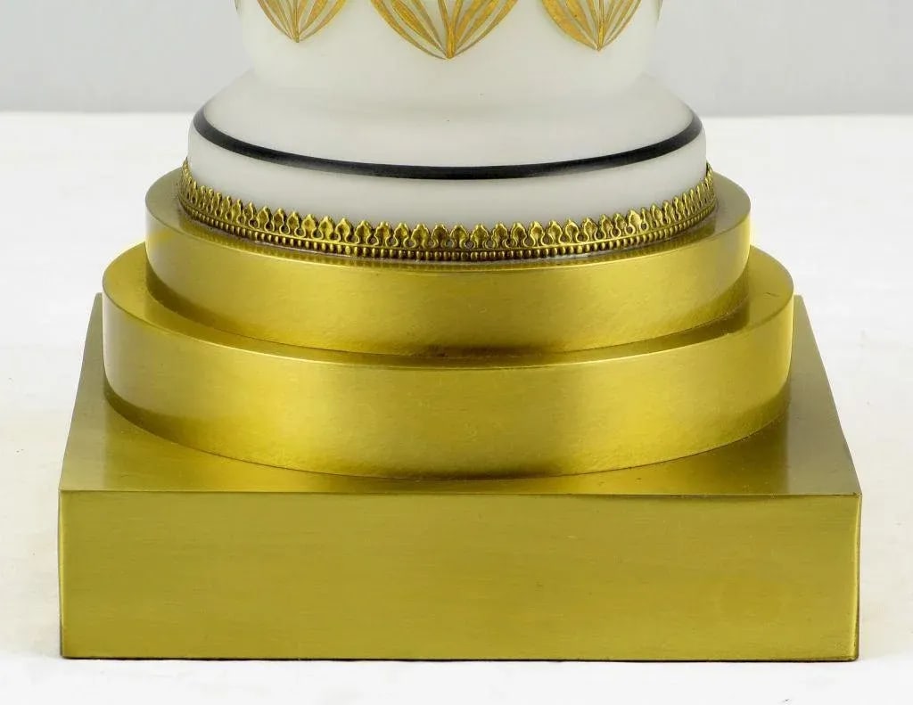 Hand Painted White Glass Art Deco Table Lamp. - 5