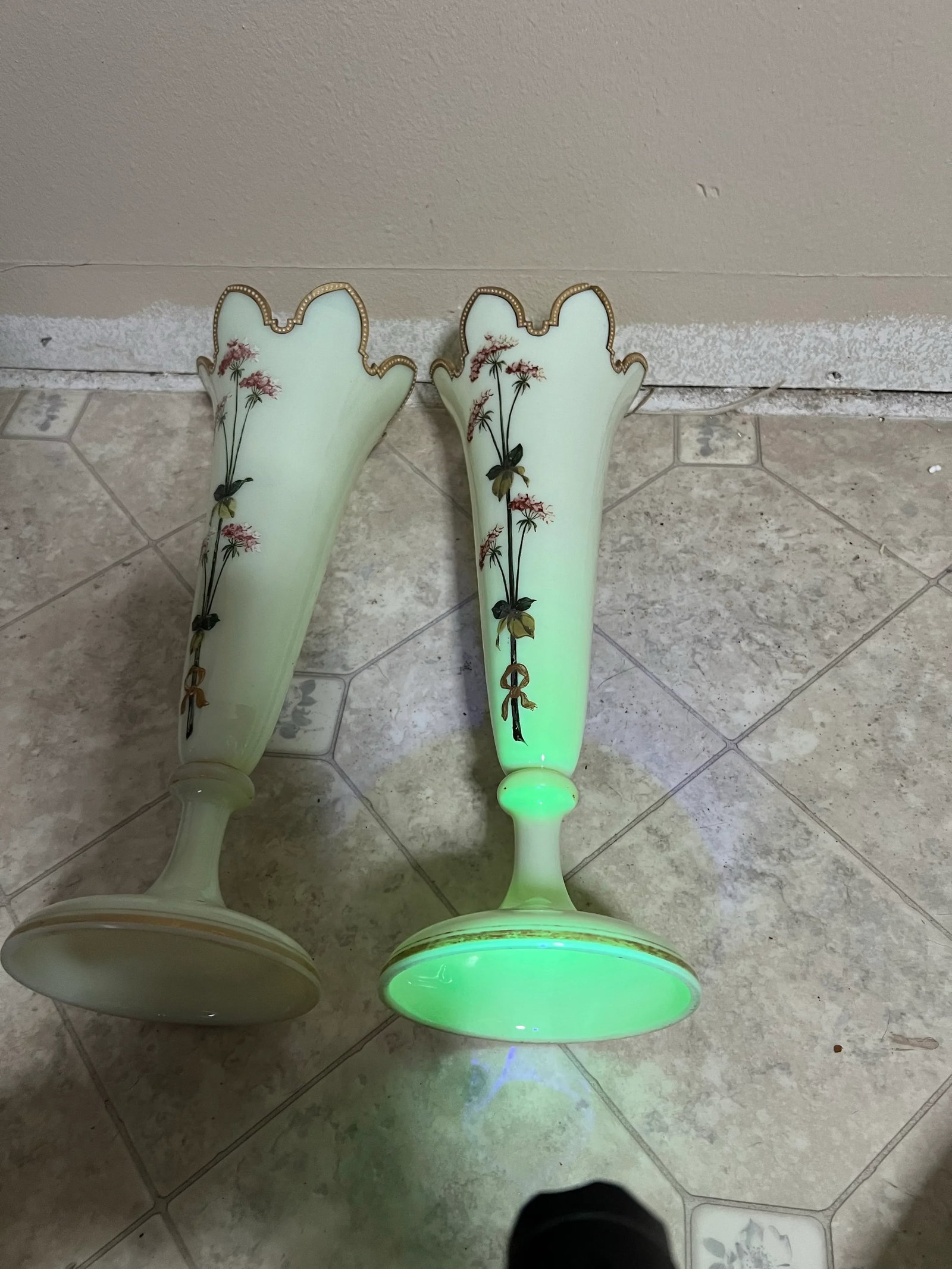 19th Century Louis XV Style Custard Glass Pair of Vases -2 - 10