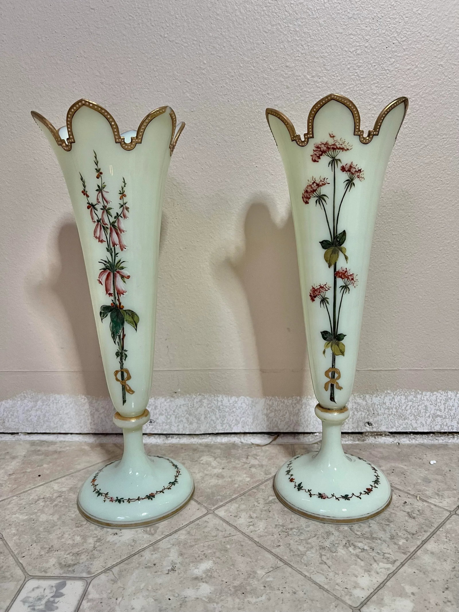 19th Century Louis XV Style Custard Glass Pair of Vases -2 - 4