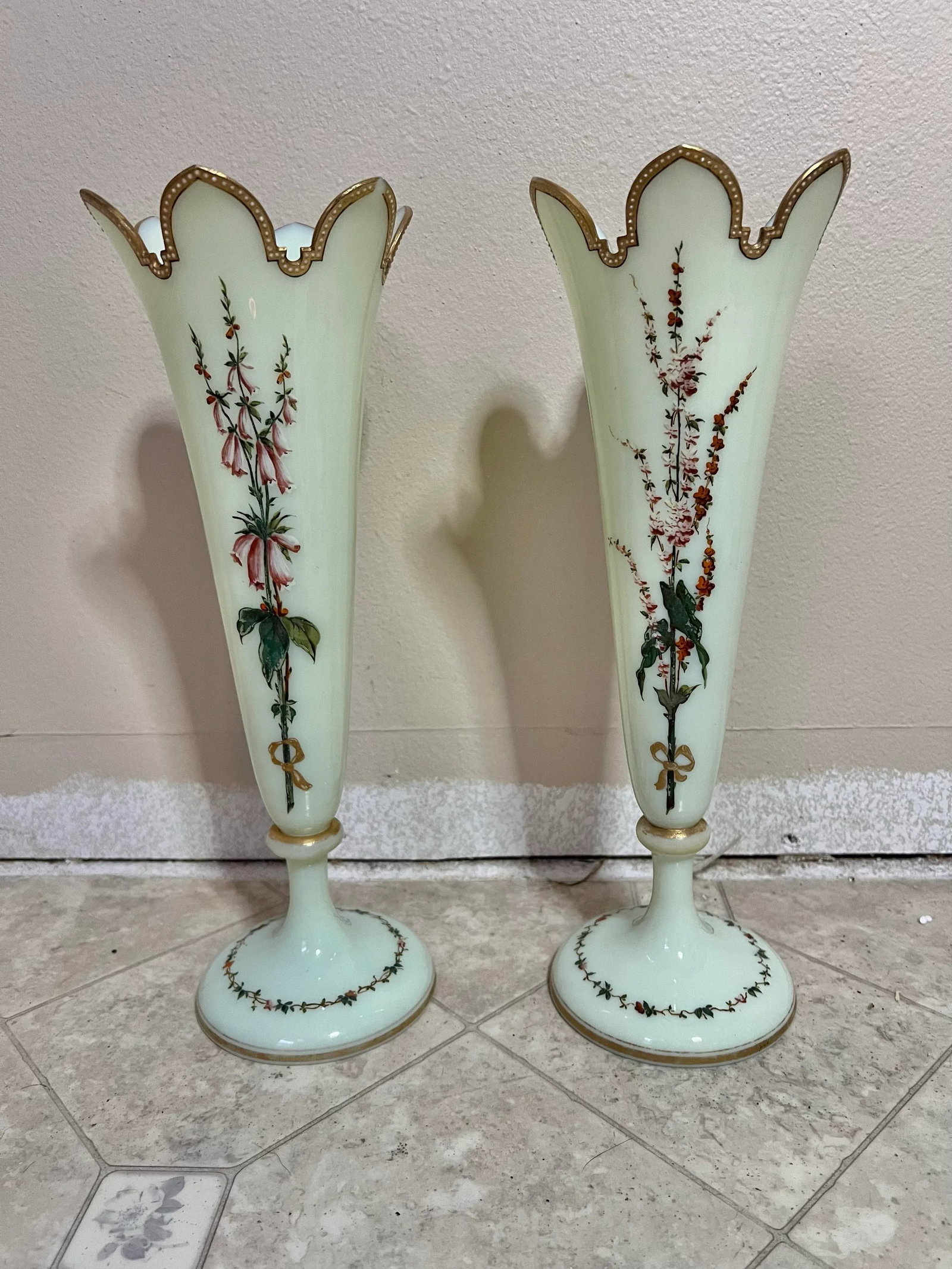 19th Century Louis XV Style Custard Glass Pair of Vases -2 - 5
