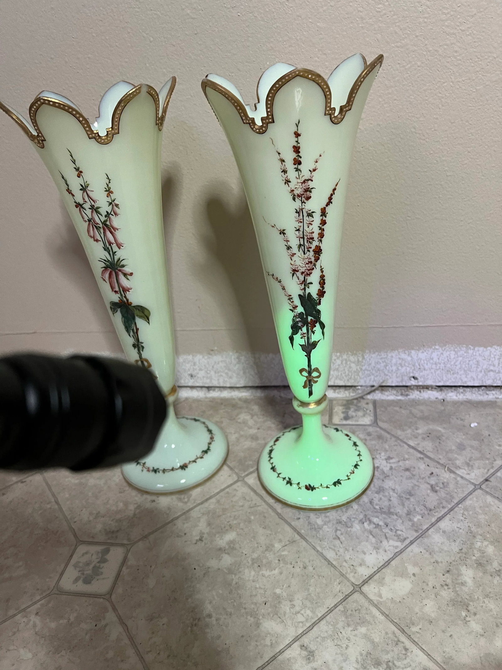 19th Century Louis XV Style Custard Glass Pair of Vases -2 - 7