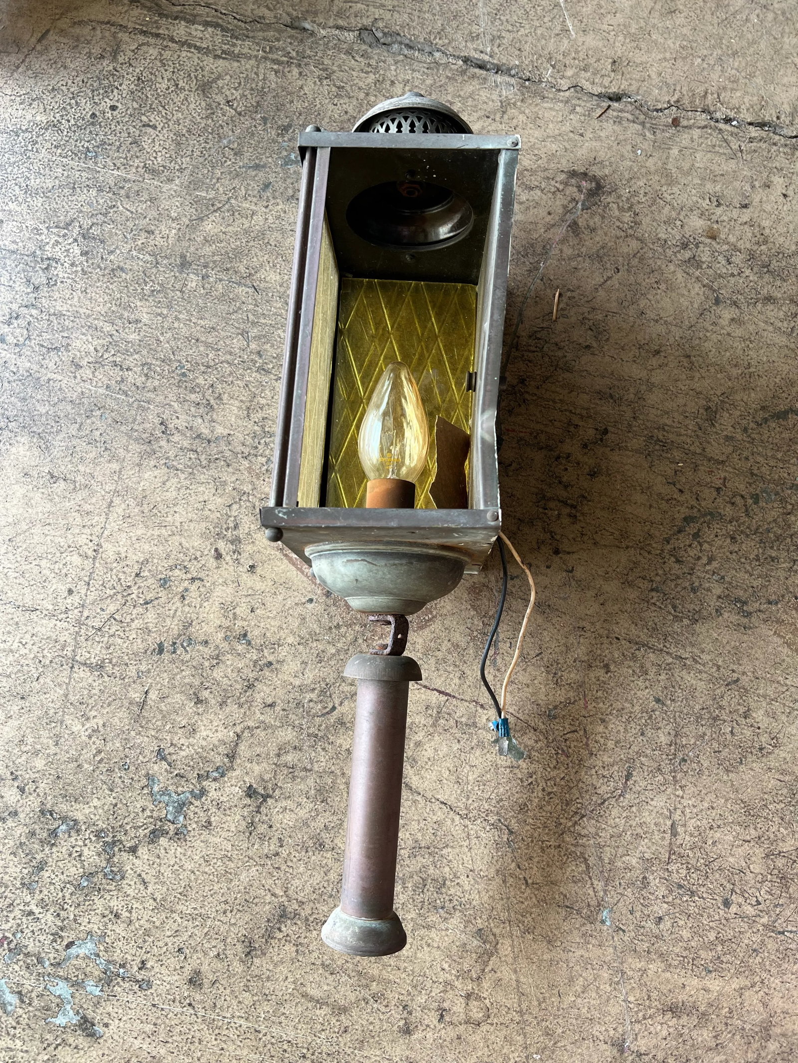 1940s Carriage Lamp With Harlequin Yellow Glass - 10