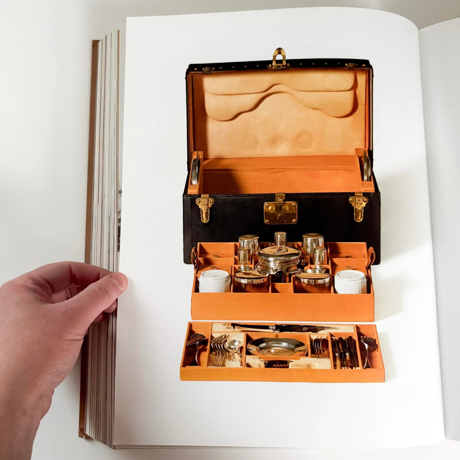 Louis Vuitton 100 Legendary Trunks by Pierre Leonforte and Eric Pujalet-Plaa, 2010 Oversized Luxury - 5