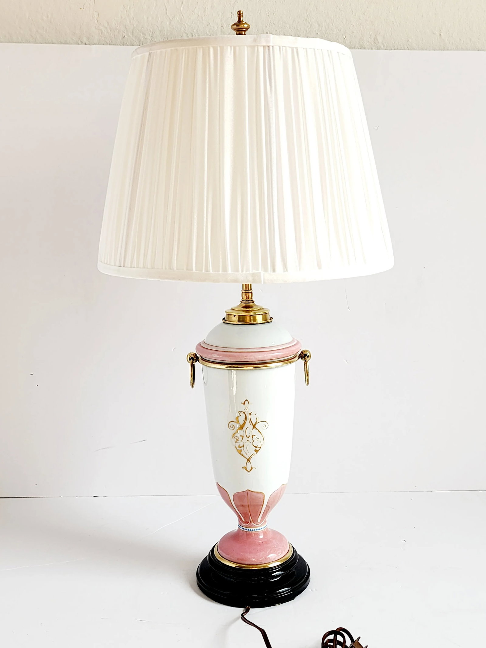 Antique Victorian Late 19th Century Hinks & Sons Opaline Glass Table Lamp - 4