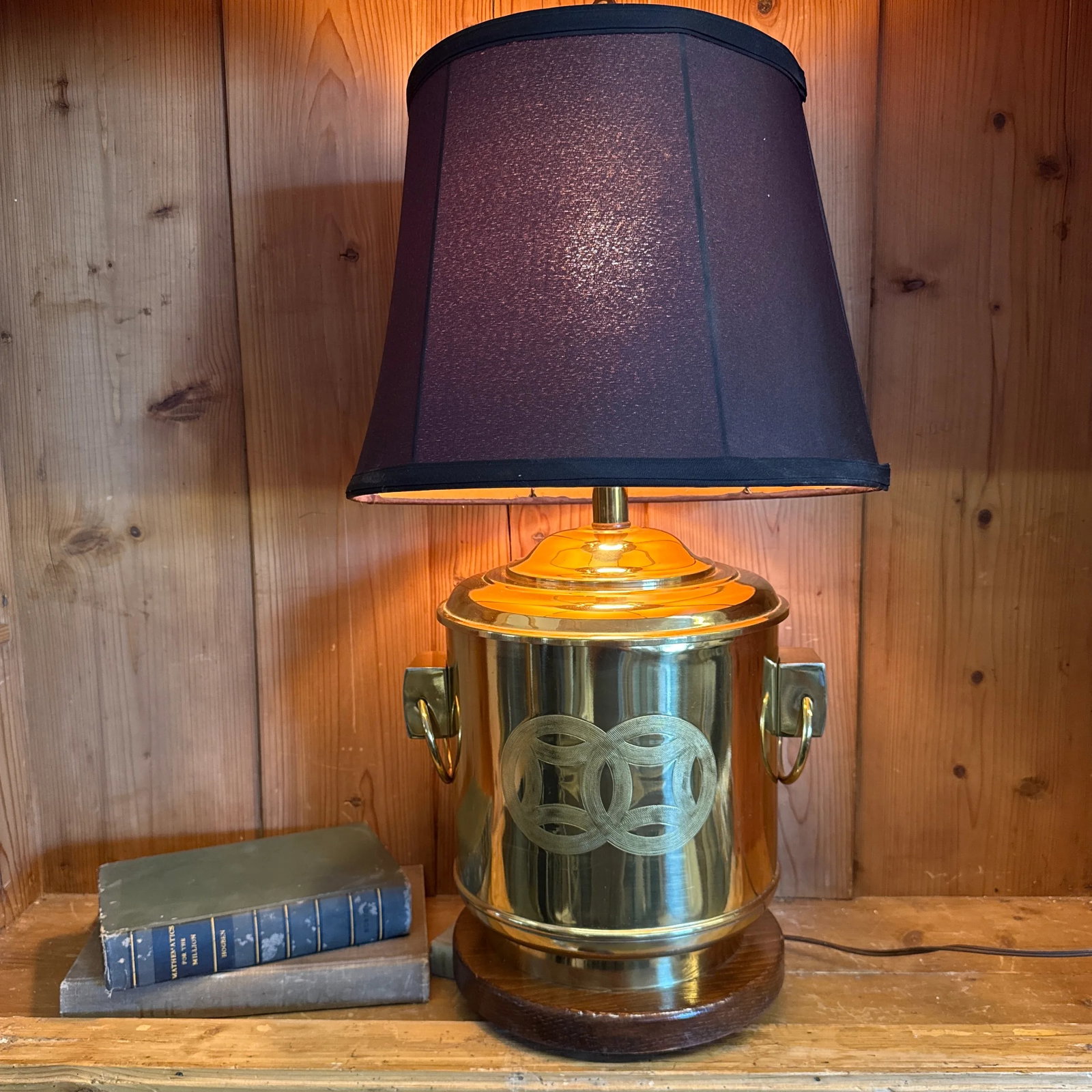Vintage Chinoiserie Motif Brass Drum Table Lamp on Wooden Base Thomas Cooper - 2
