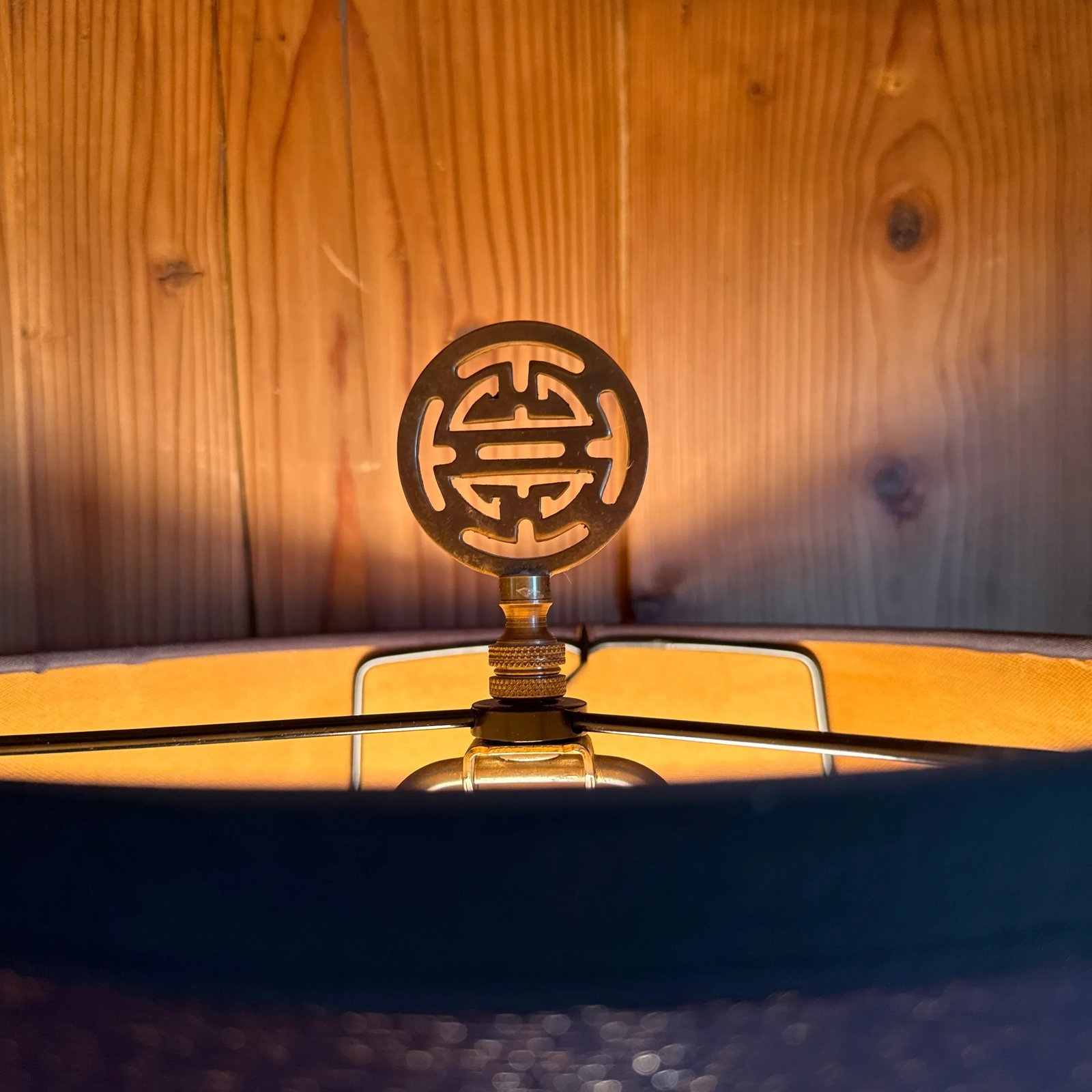 Vintage Chinoiserie Motif Brass Drum Table Lamp on Wooden Base Thomas Cooper - 5