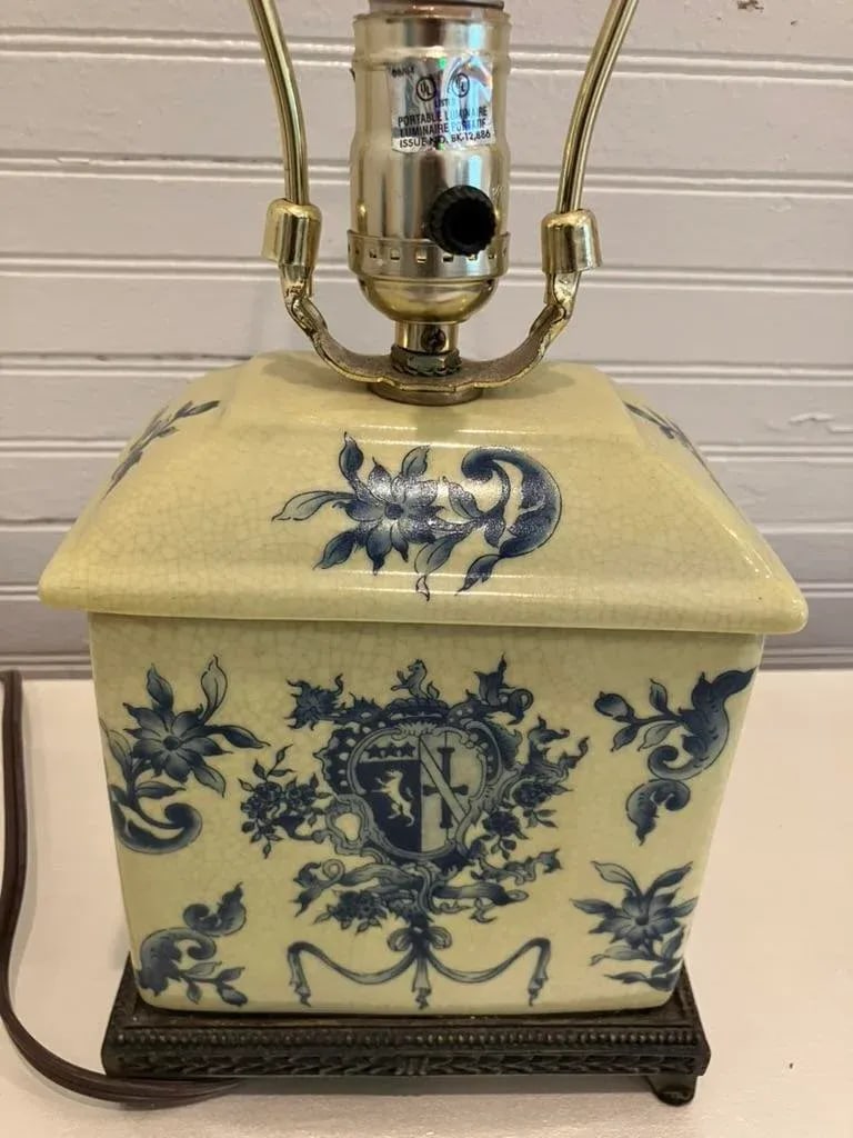 Vintage Blue & White Porcelain Lamp With Crest Motif on Brass Base, 1960s-1970s - 4