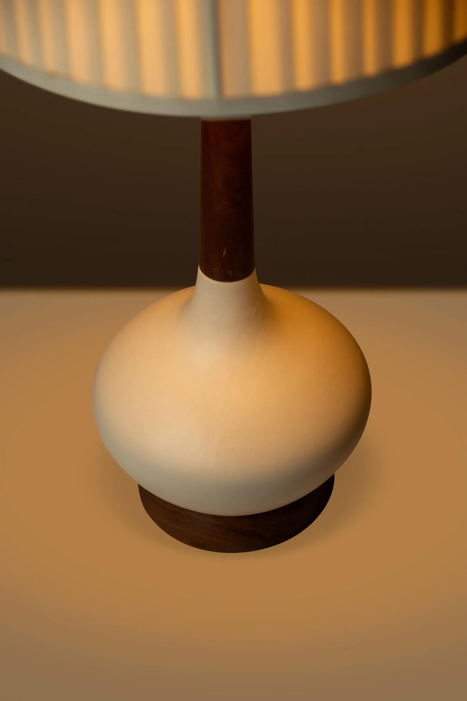 Mid-Century Modern Elongated Teardrop Table Lamp in Walnut & Porcelain, Usa, C. 1960's - 8