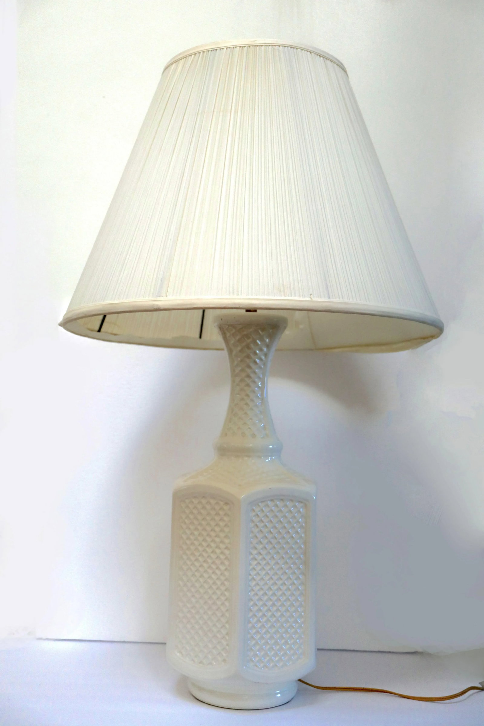 Vintage White Hexagonal Ceramic Geometric Raised Relief Table Lamp - 11