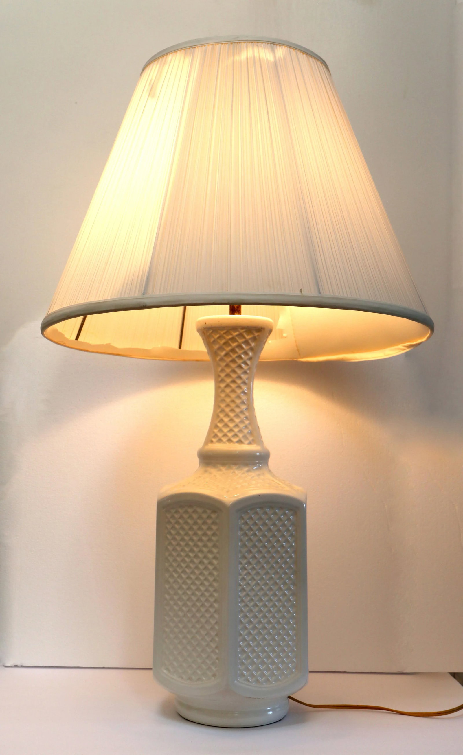 Vintage White Hexagonal Ceramic Geometric Raised Relief Table Lamp - 3
