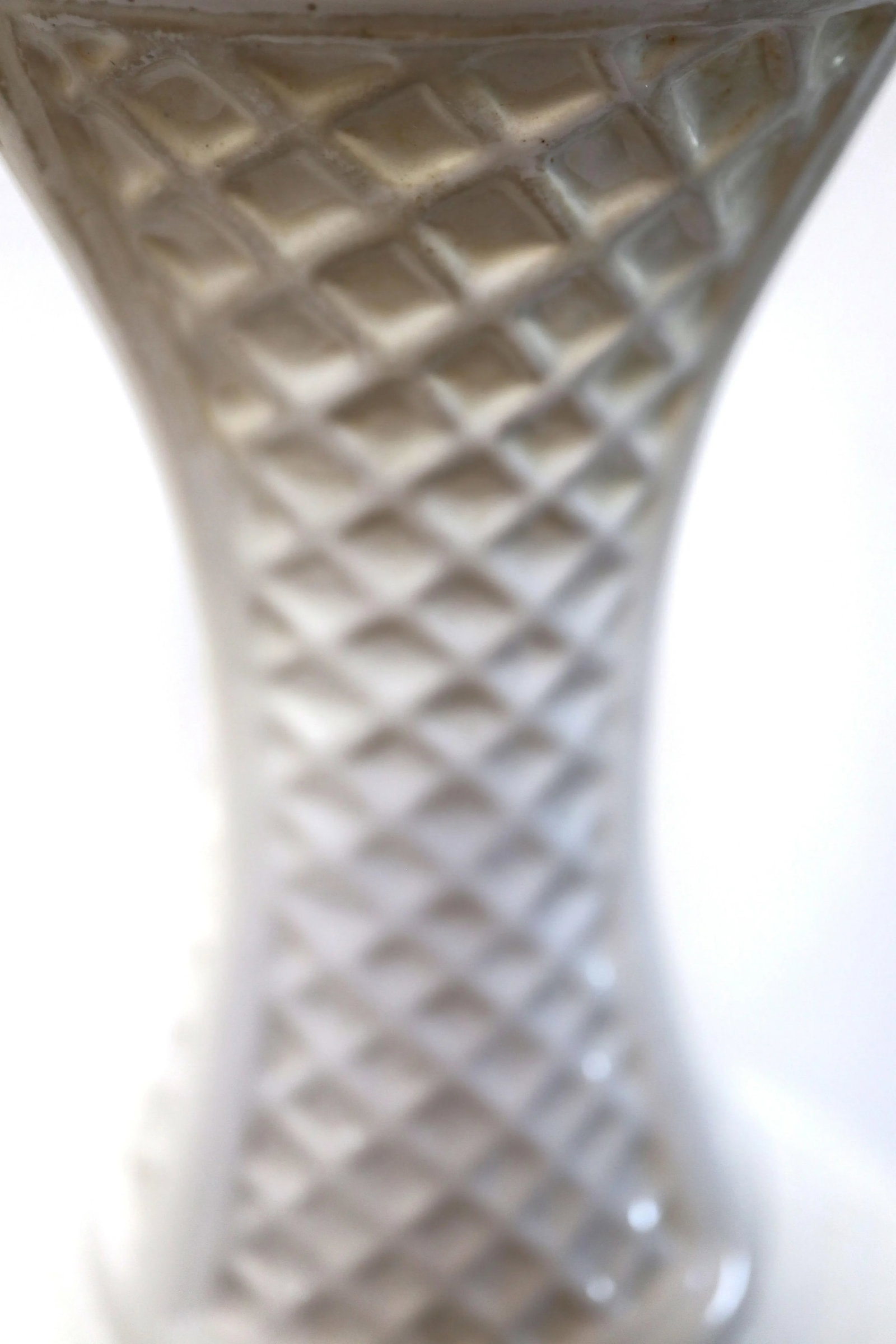 Vintage White Hexagonal Ceramic Geometric Raised Relief Table Lamp - 7