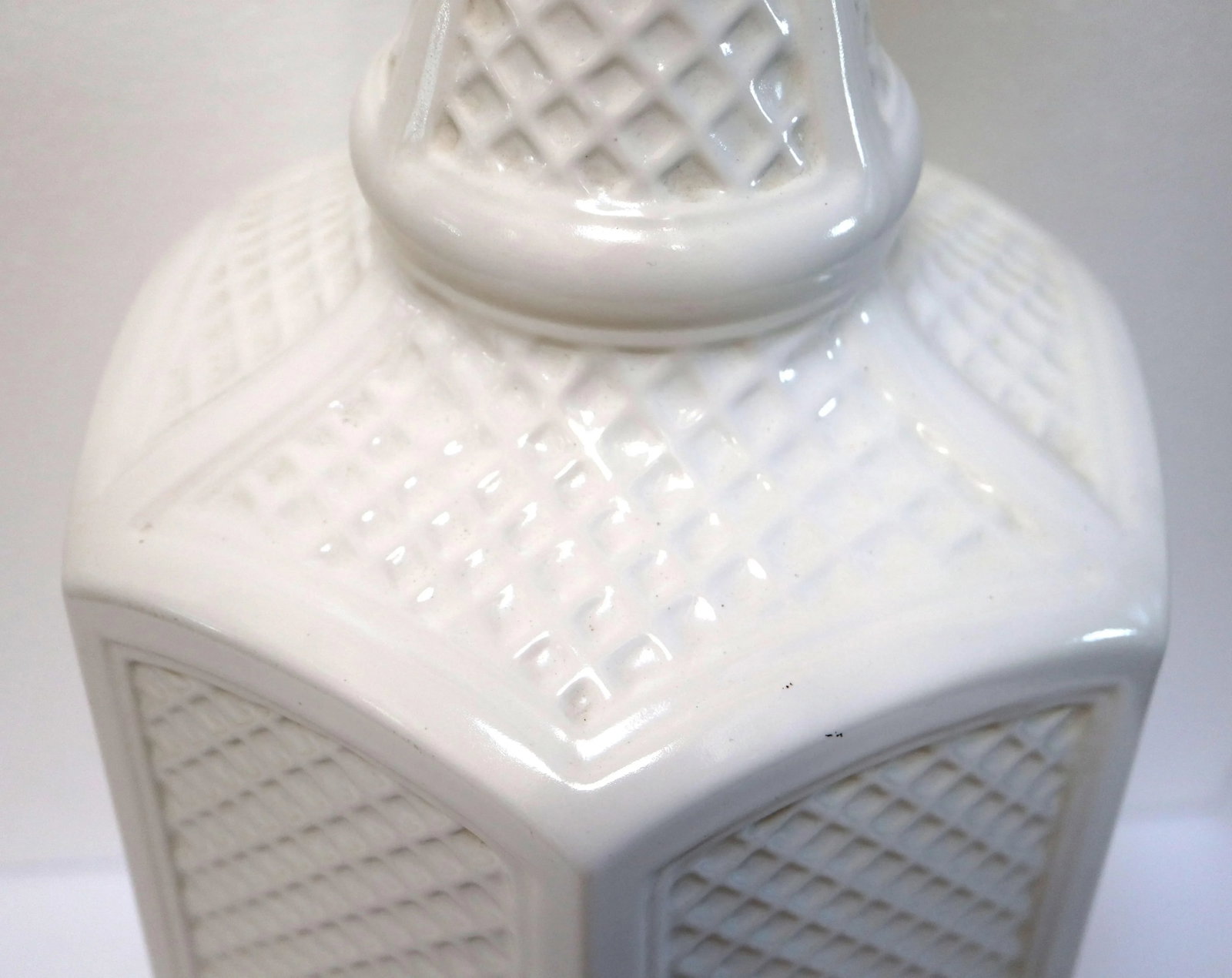 Vintage White Hexagonal Ceramic Geometric Raised Relief Table Lamp - 8
