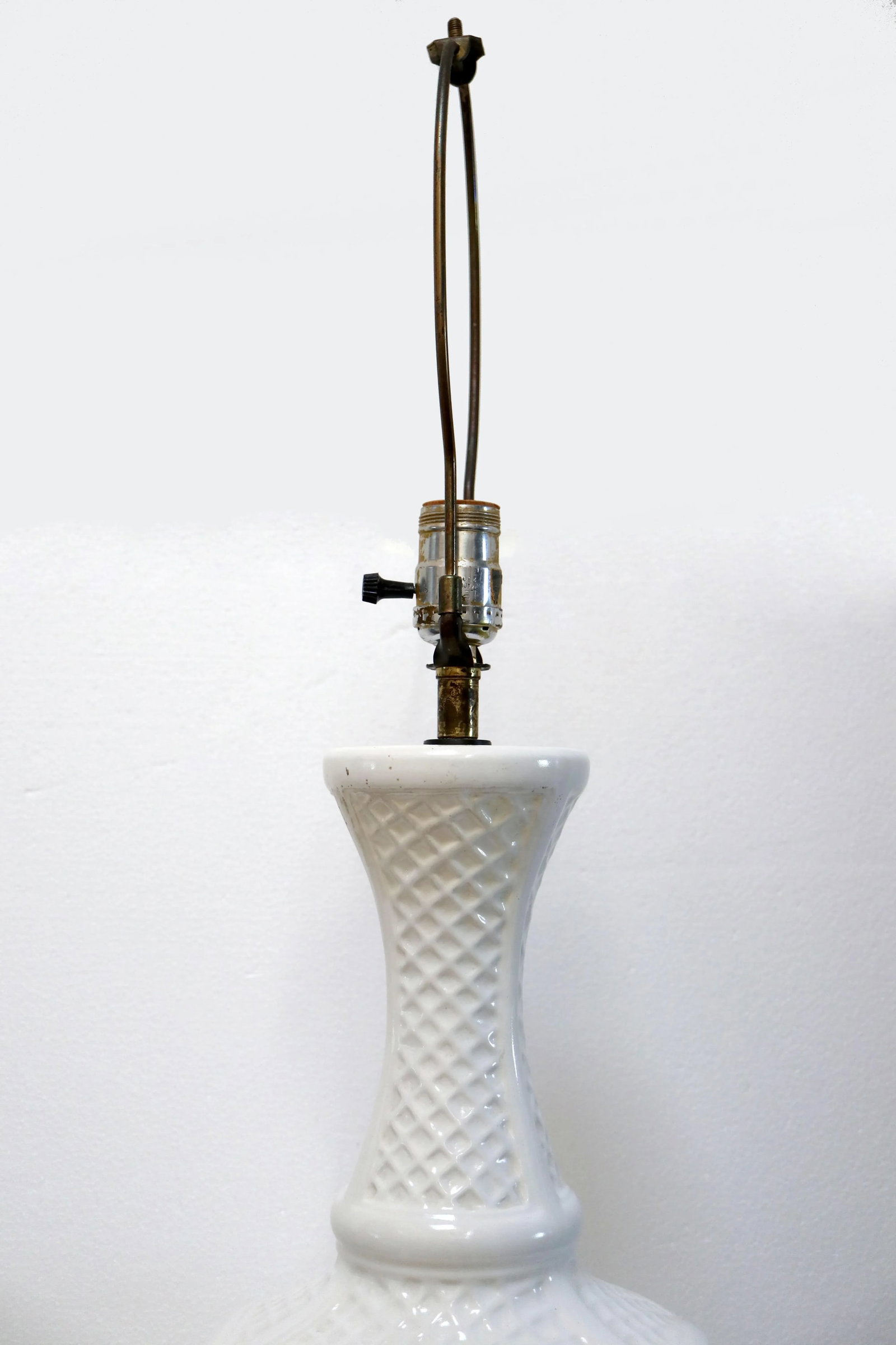Vintage White Hexagonal Ceramic Geometric Raised Relief Table Lamp - 9