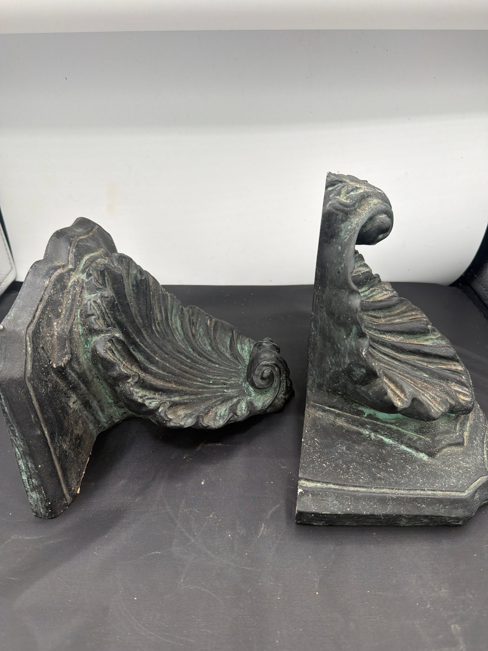 1980s A Pair of Heavy Plaster Wall Brackets With a Shell Motif - 2