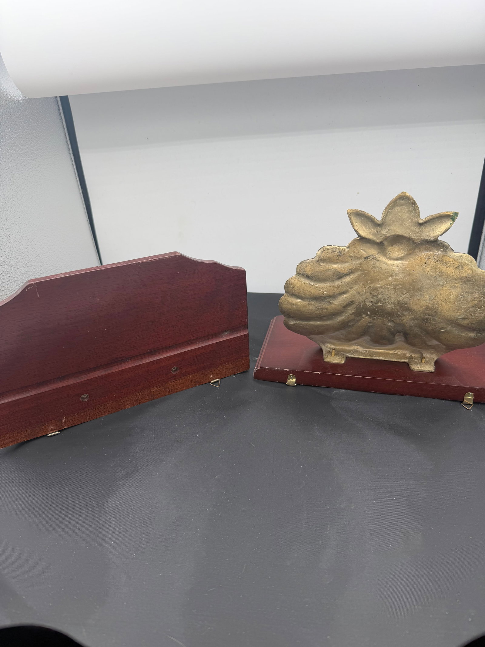1980s Pair of Brass and Mahogany Shell Wall Brackets - 2