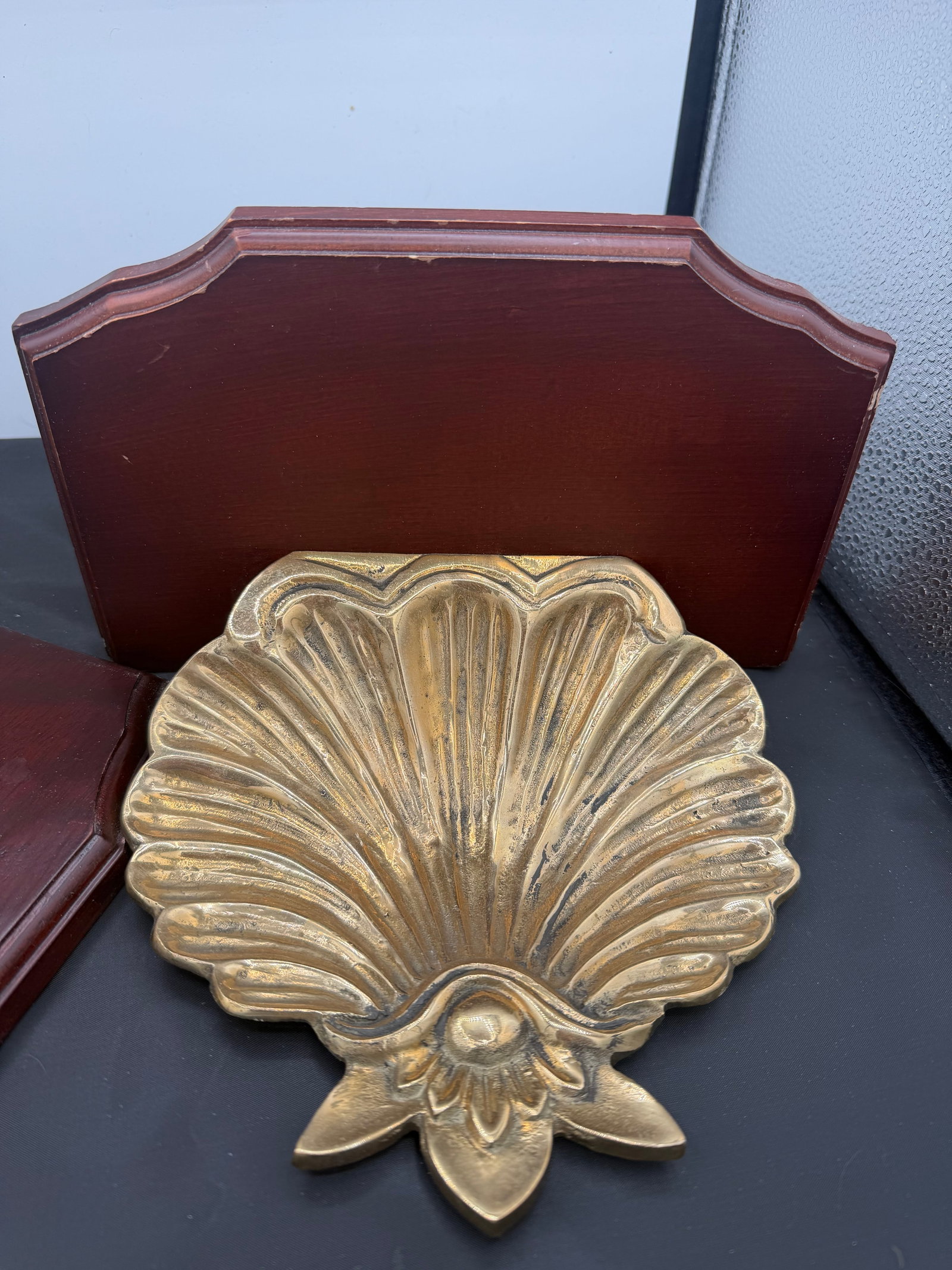 1980s Pair of Brass and Mahogany Shell Wall Brackets - 4